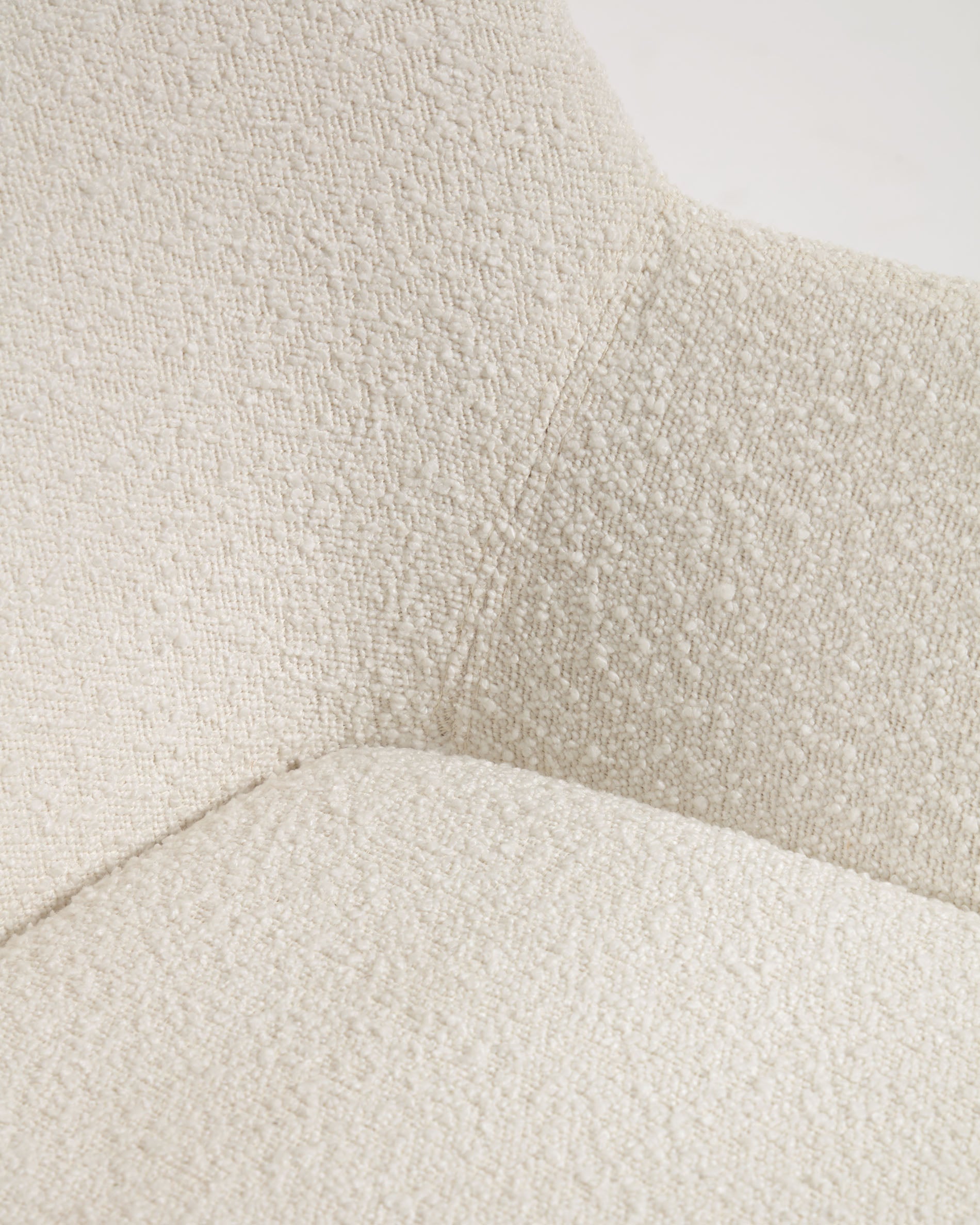 Konna chair in white bouclé with solid ash wood legs in a natural finish - Detail