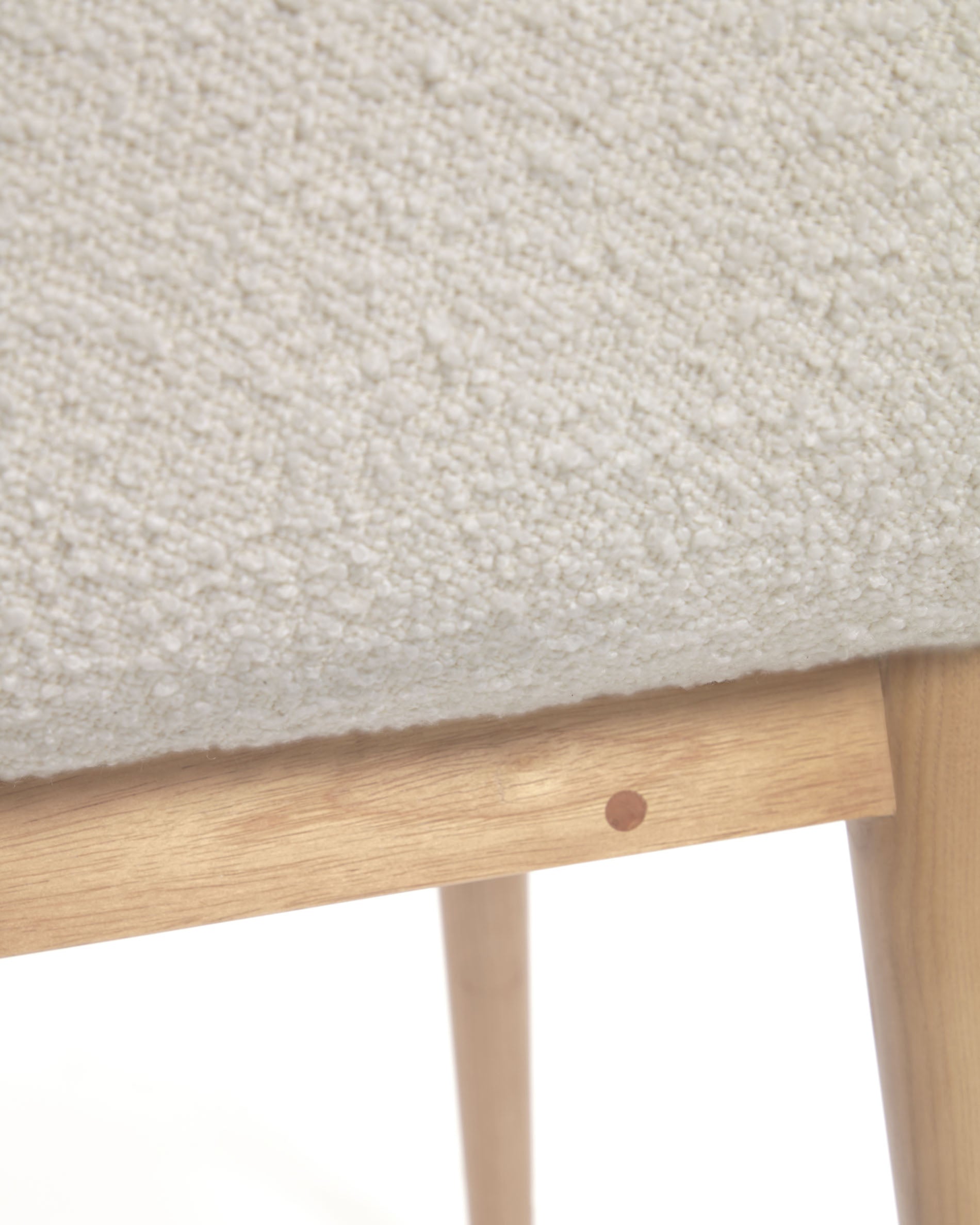 Konna chair in white bouclé with solid ash wood legs in a natural finish - Detail