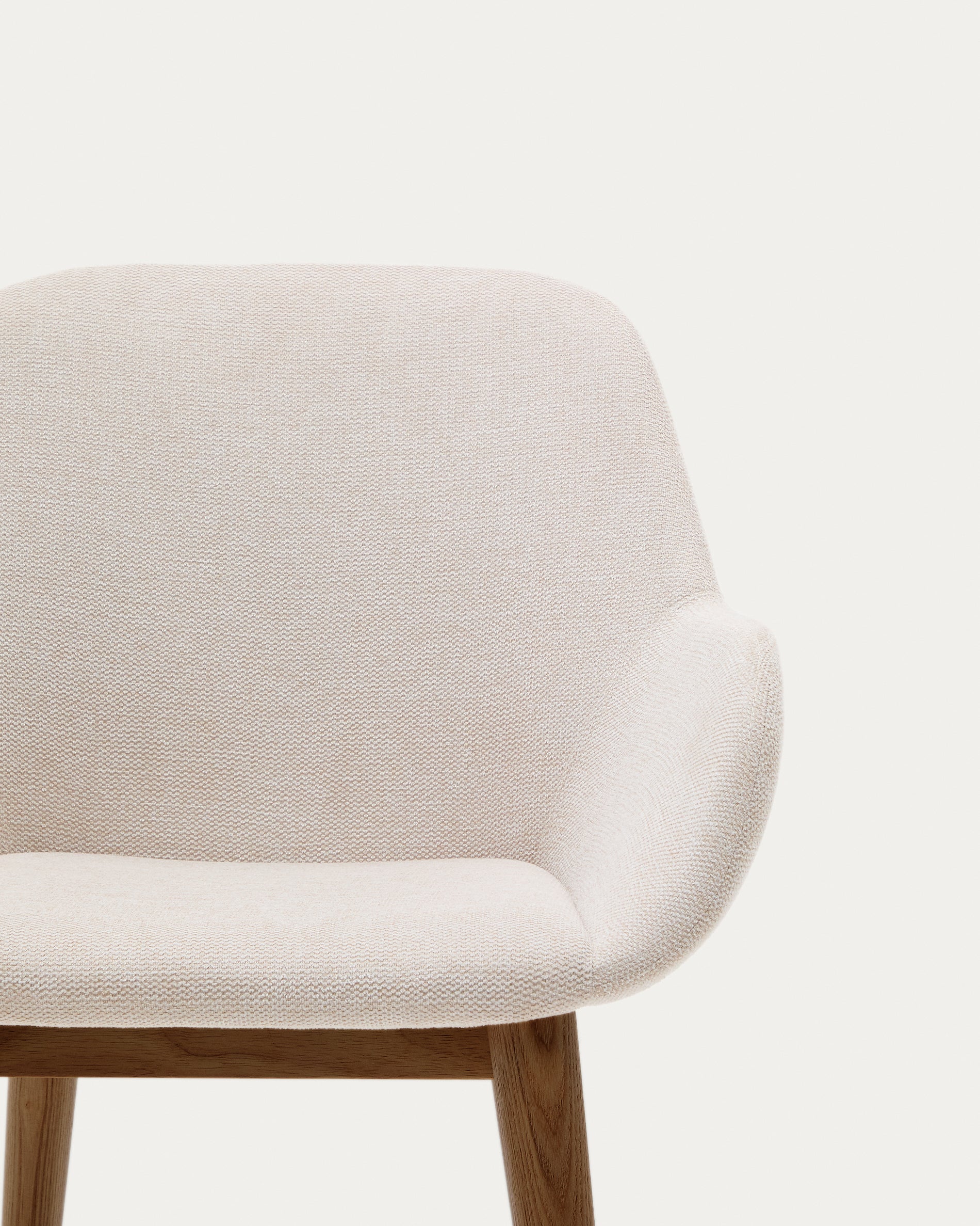 Konna chair in beige with solid ash wood legs in a dark finish FR - Detail