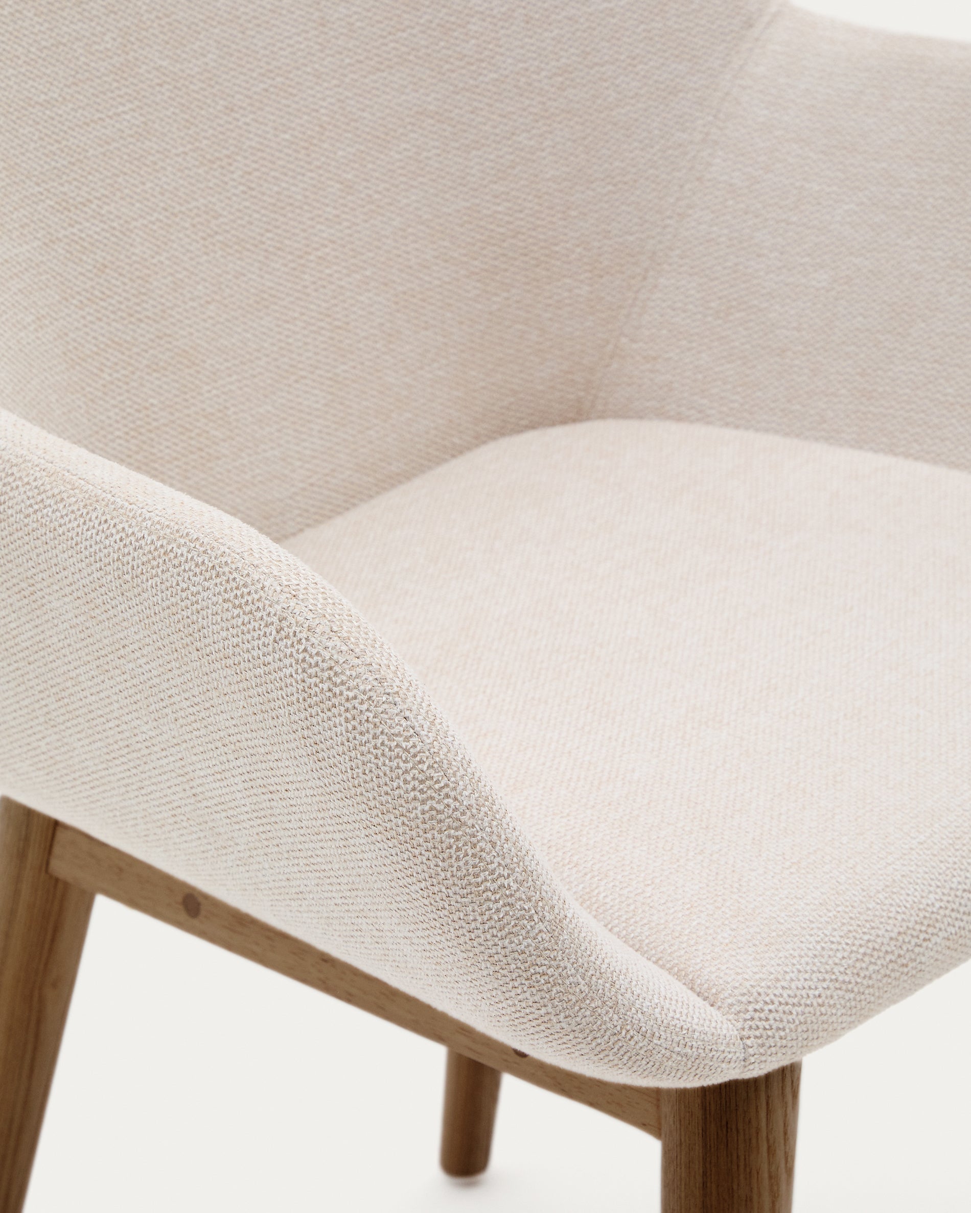 Konna chair in beige with solid ash wood legs in a dark finish FR - Detail