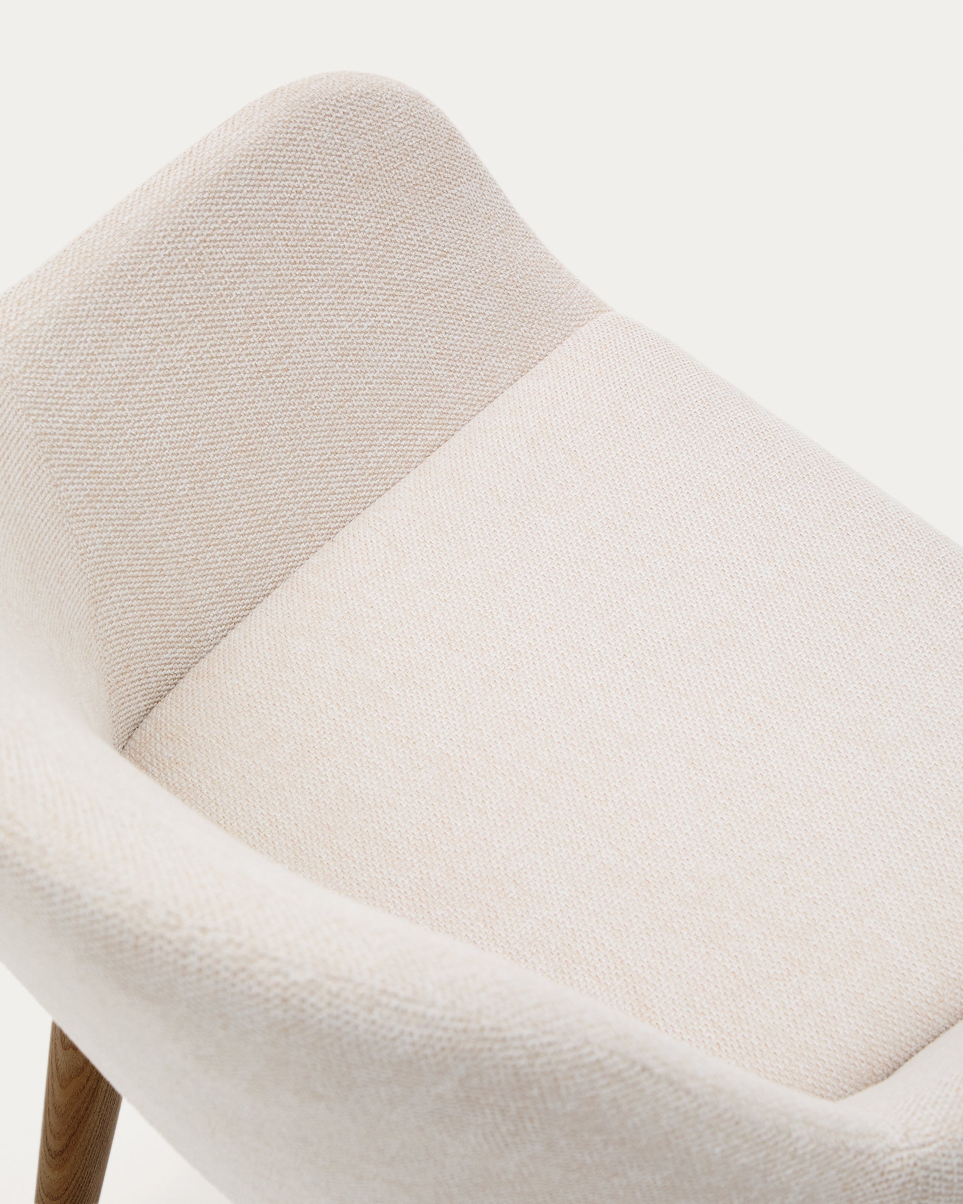 Konna chair in beige with solid ash wood legs in a dark finish FR - Detail