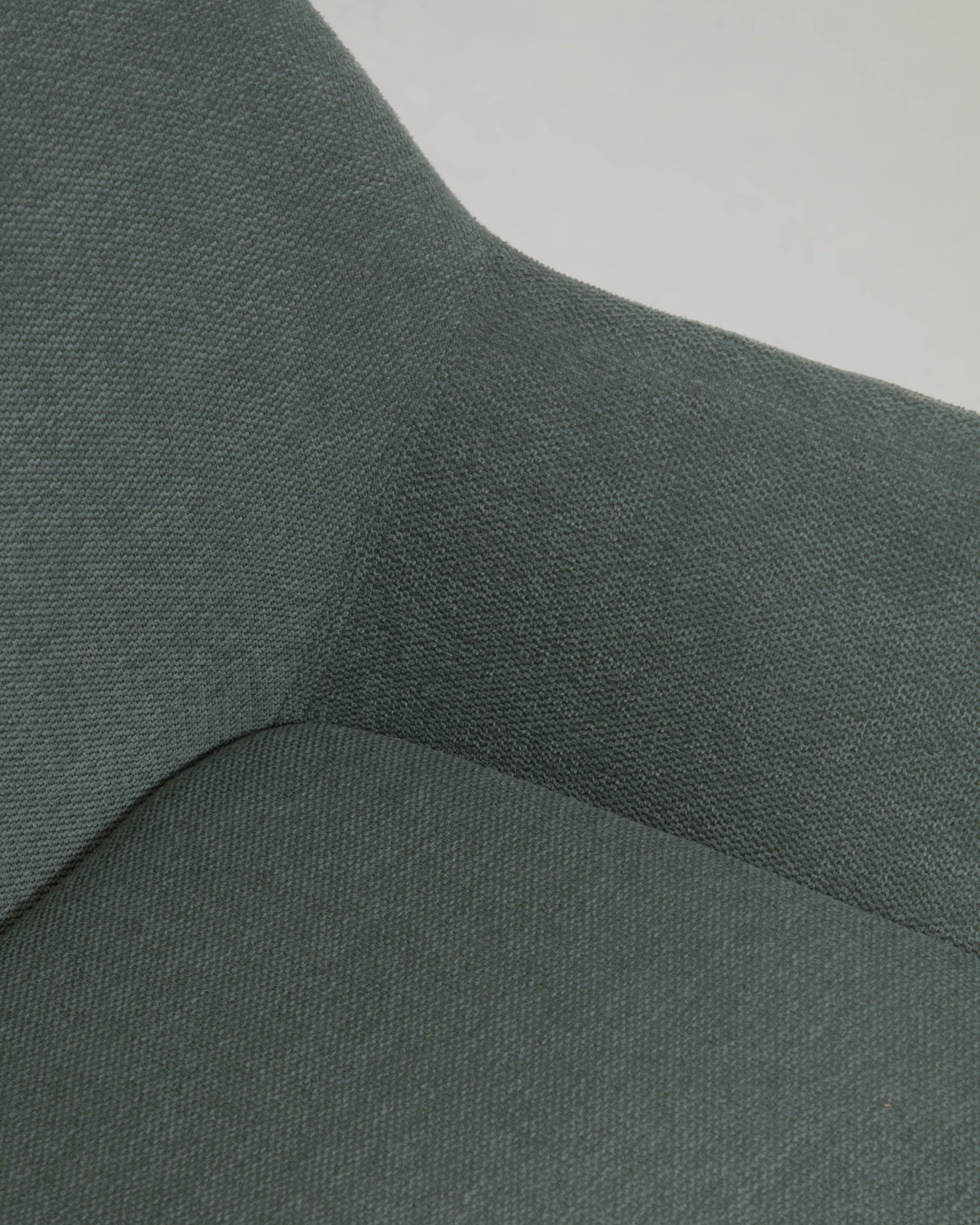 Konna chair in green with solid ash wood legs in a dark finish - Detail