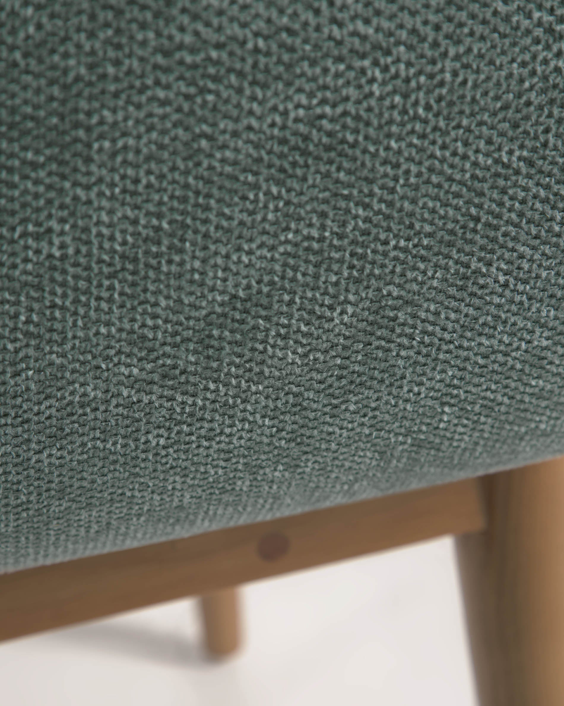 Konna chair in green with solid ash wood legs in a dark finish - Detail