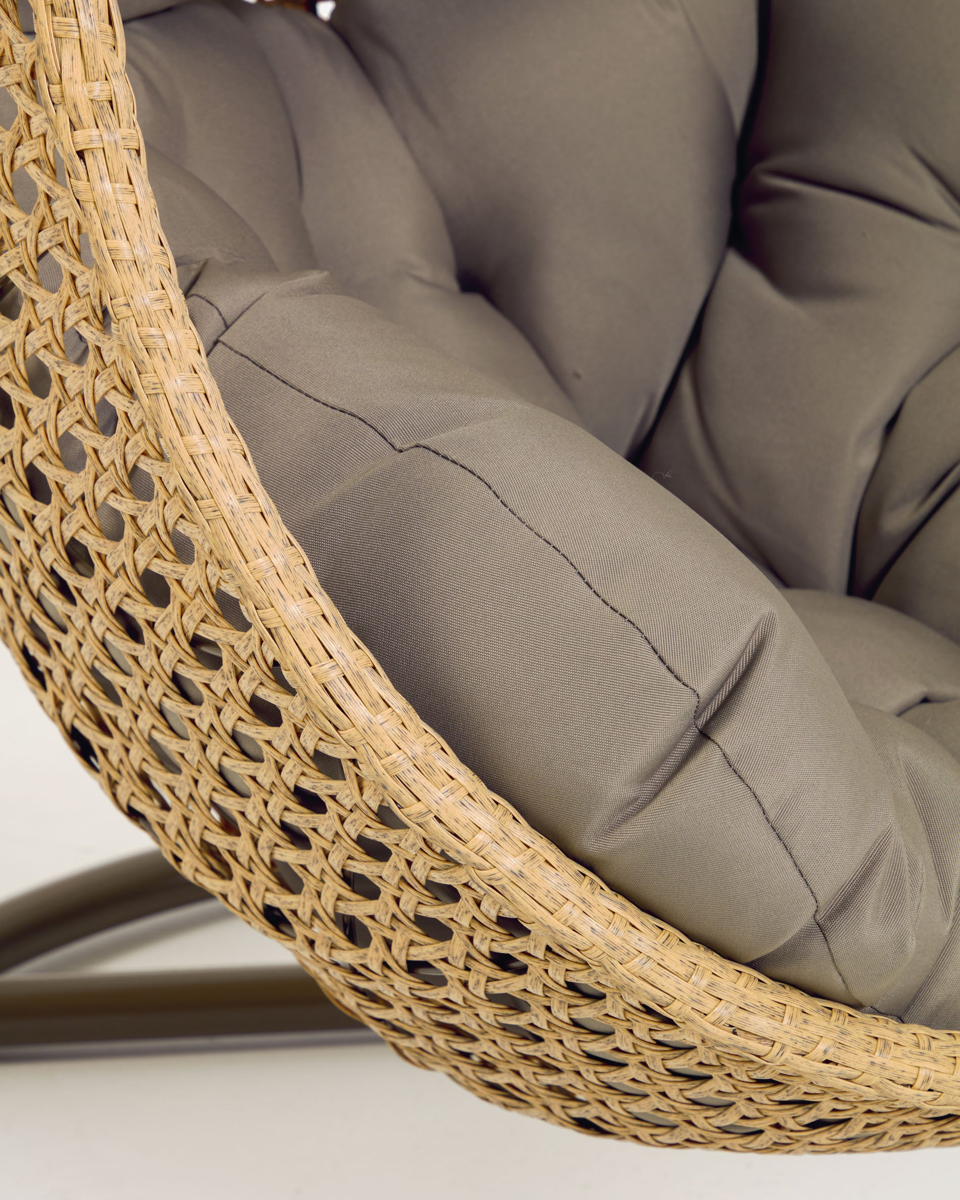 Cira hanging chair with natural finish - Detail