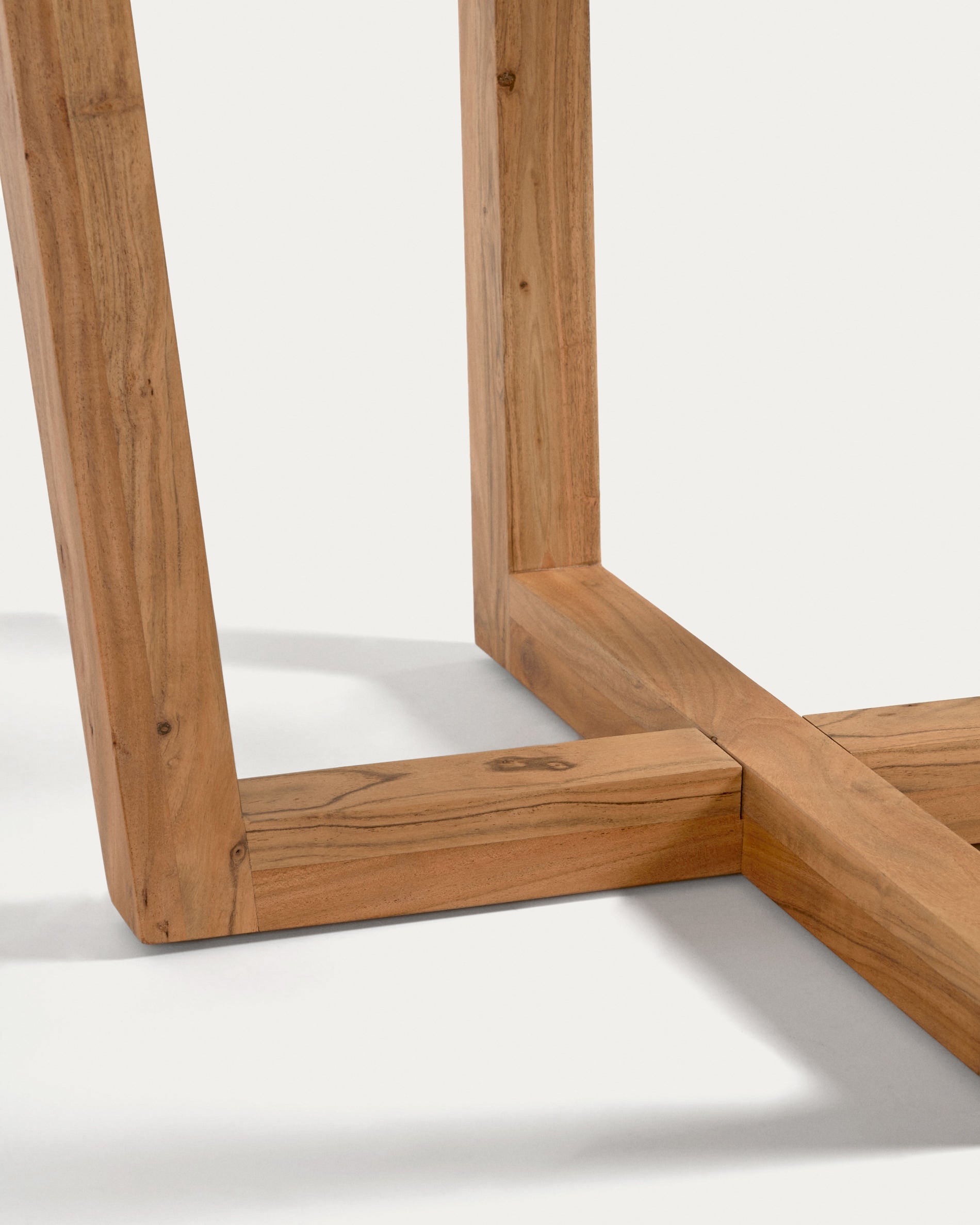Nahla round table made from solid acacia wood with natural finish Ø 120 cm - Detail