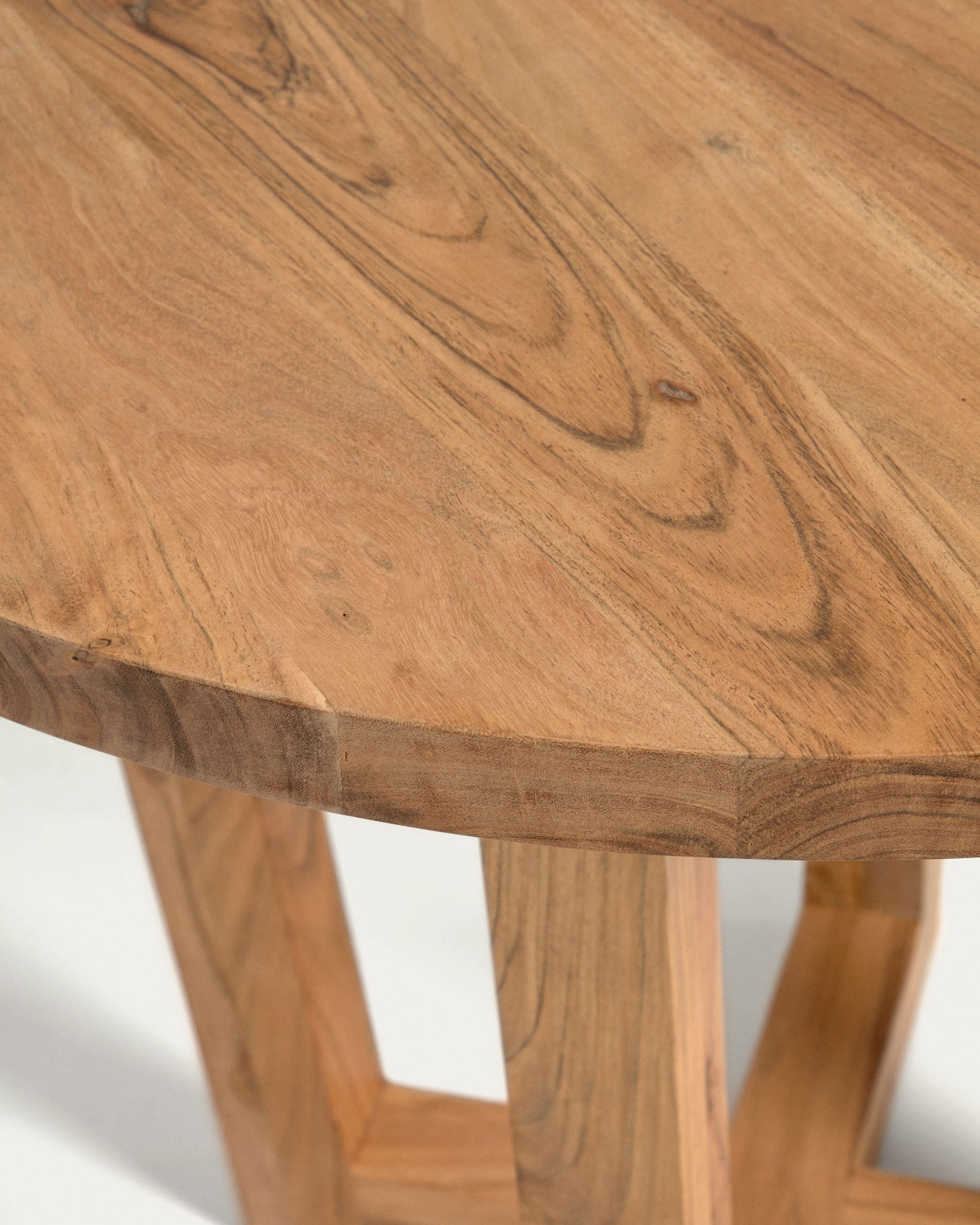Nahla round table made from solid acacia wood with natural finish Ø 90 cm - Detail
