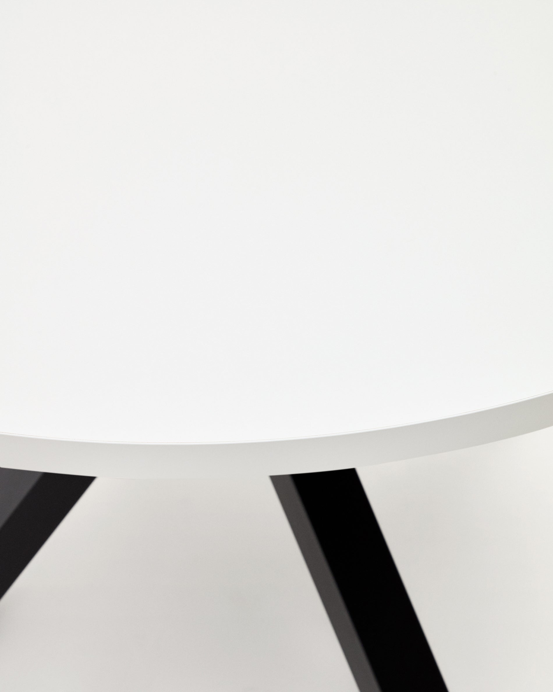 Argo round table in white melamine and steel legs with black finish Ø 120 cm - Detail