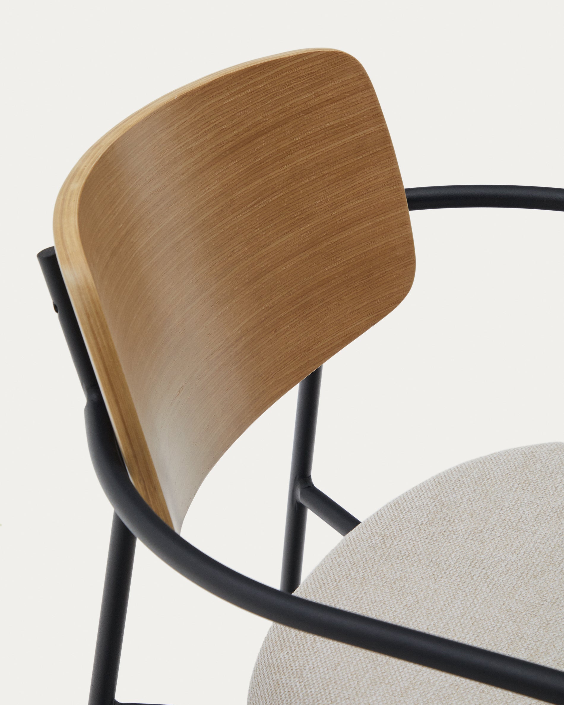 Maureen stackable chair in poplar plywood with light tone finish and black metal legs, 100% FSC. - Detail