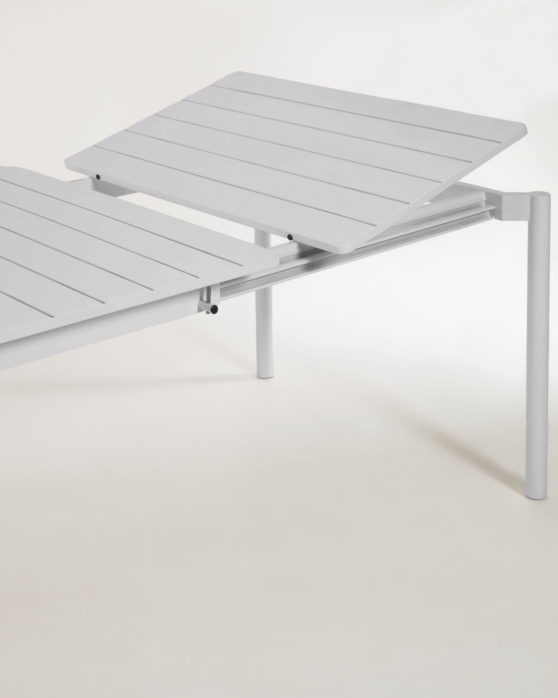Zaltana extendable outdoor table made of aluminium in a light grey finish, 180 (240) x 100 cm - Detail