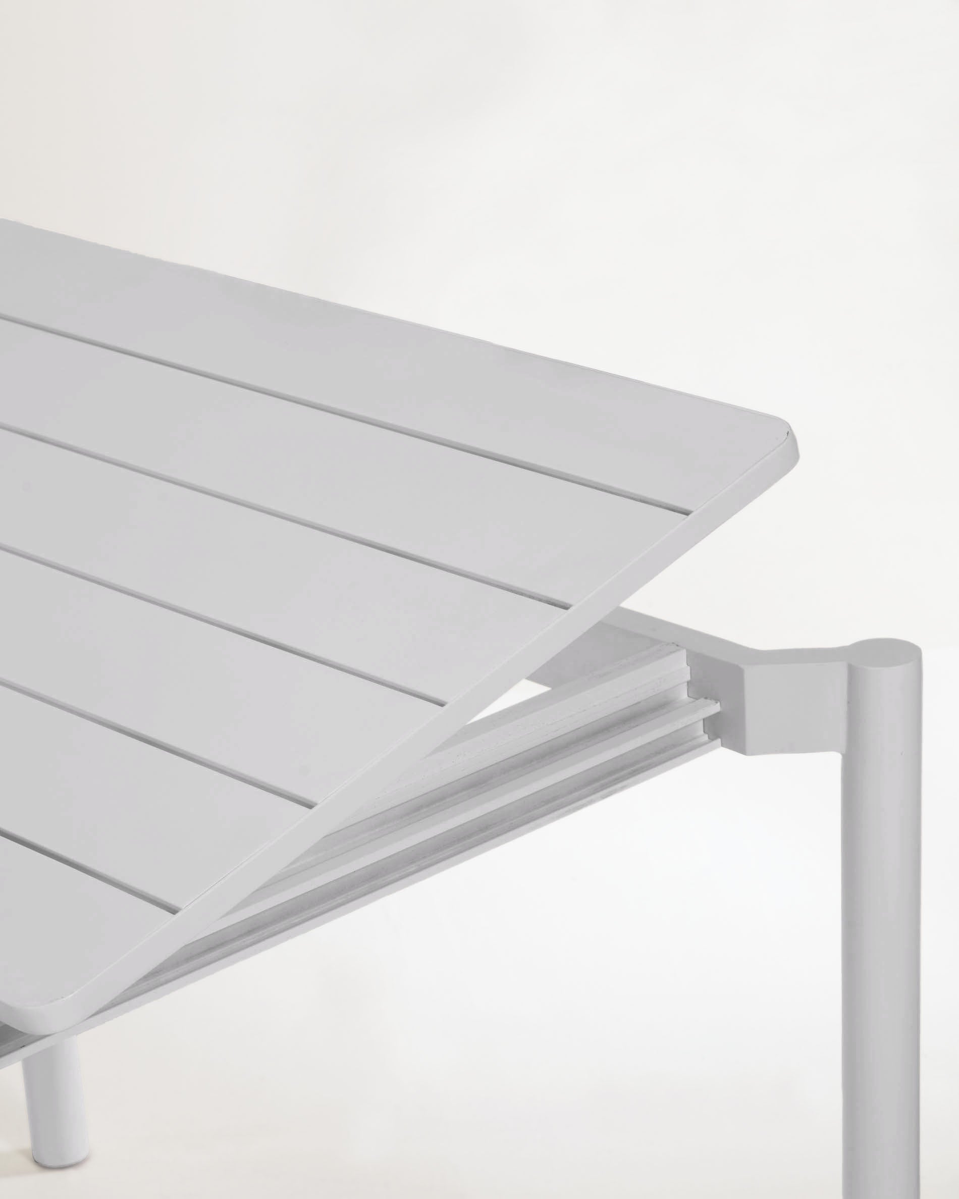 Zaltana extendable outdoor table made of aluminium in a light grey finish, 180 (240) x 100 cm - Detail