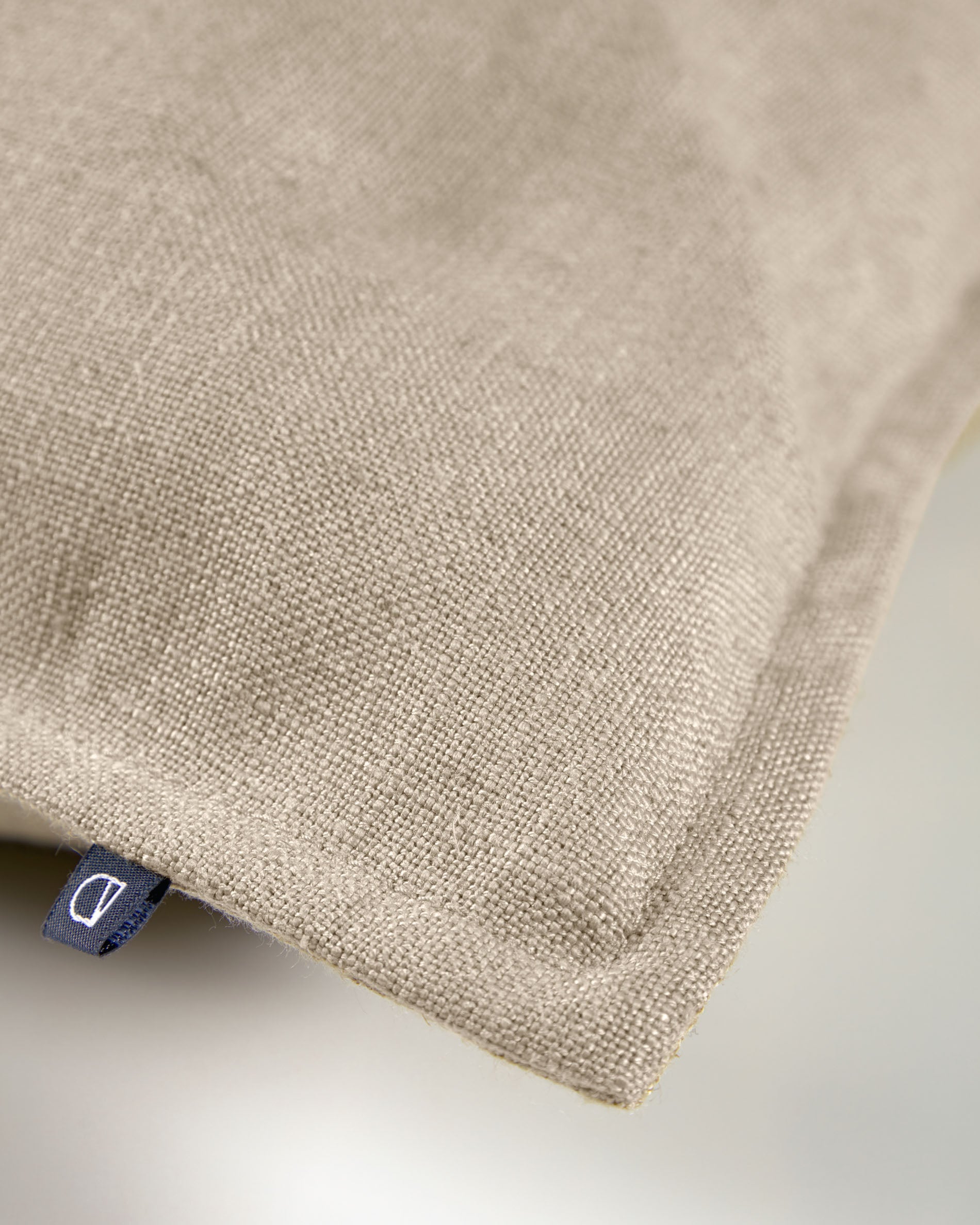 Blok cushion cover in beige linen, 60 x 60 cm - Detail