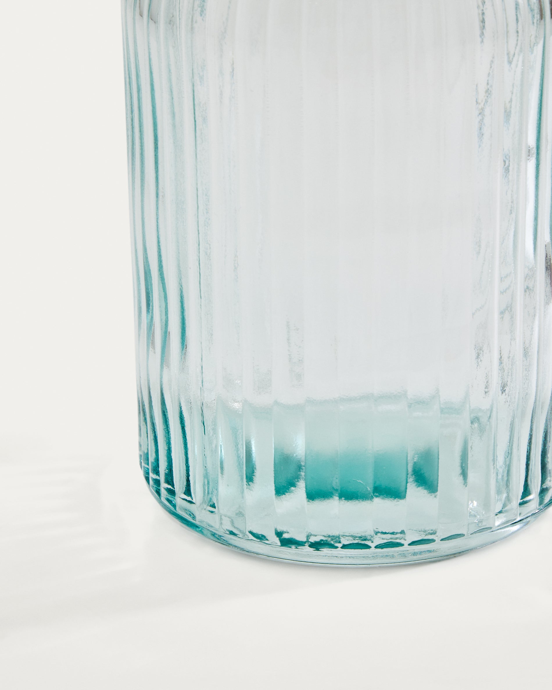 Large Marba bottle made of transparent recycled glass - Detail