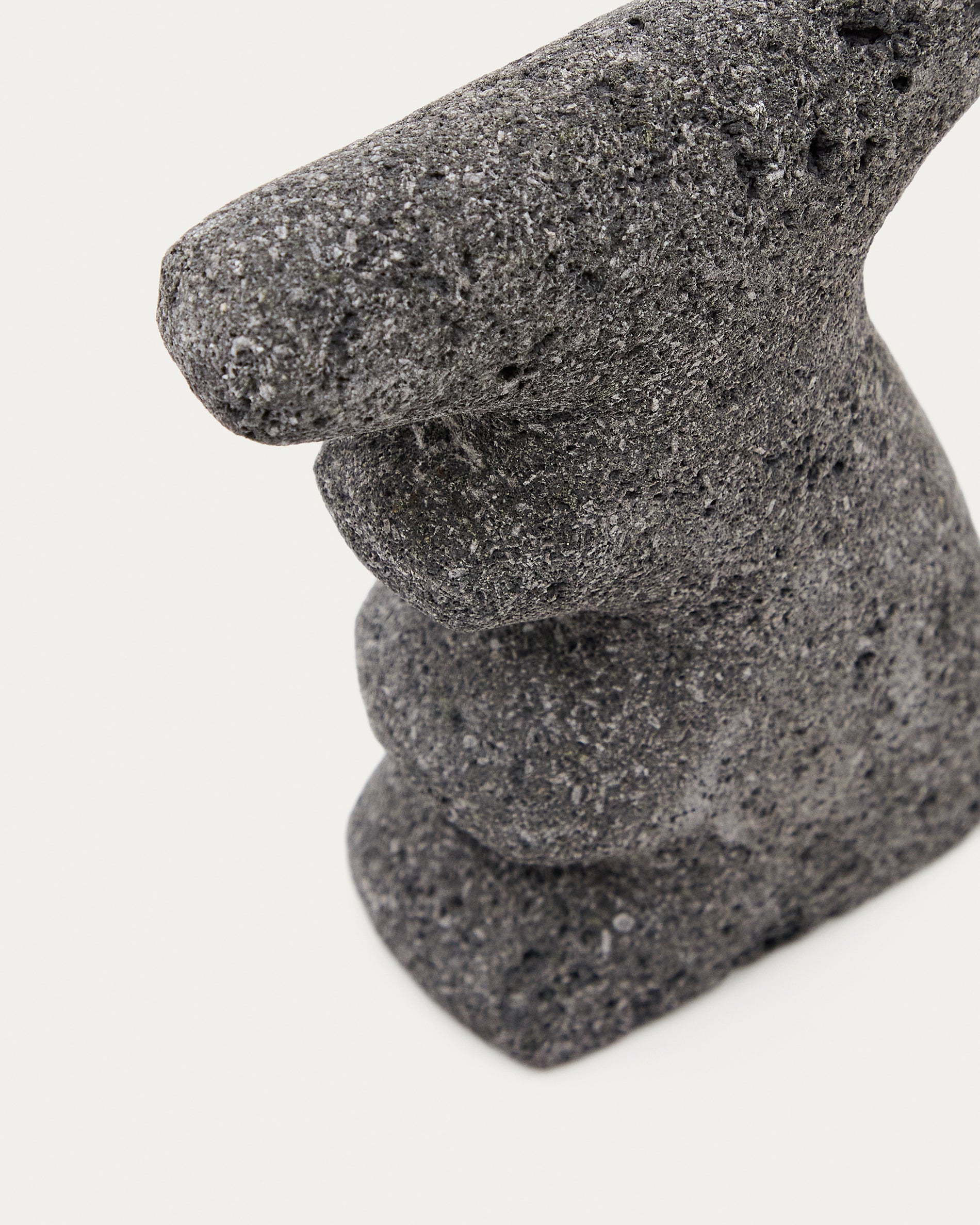 Arif set of stone sculptures in a beige and black finish, 12 cm / 23 cm - Detail
