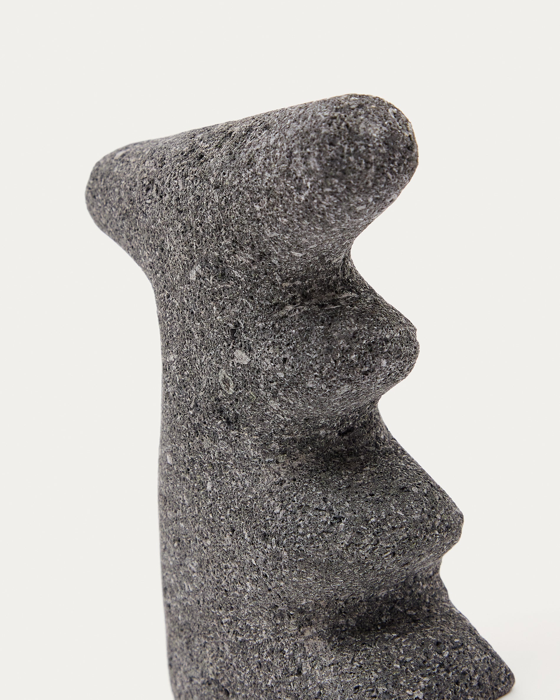 Arif set of stone sculptures in a beige and black finish, 12 cm / 23 cm - Detail