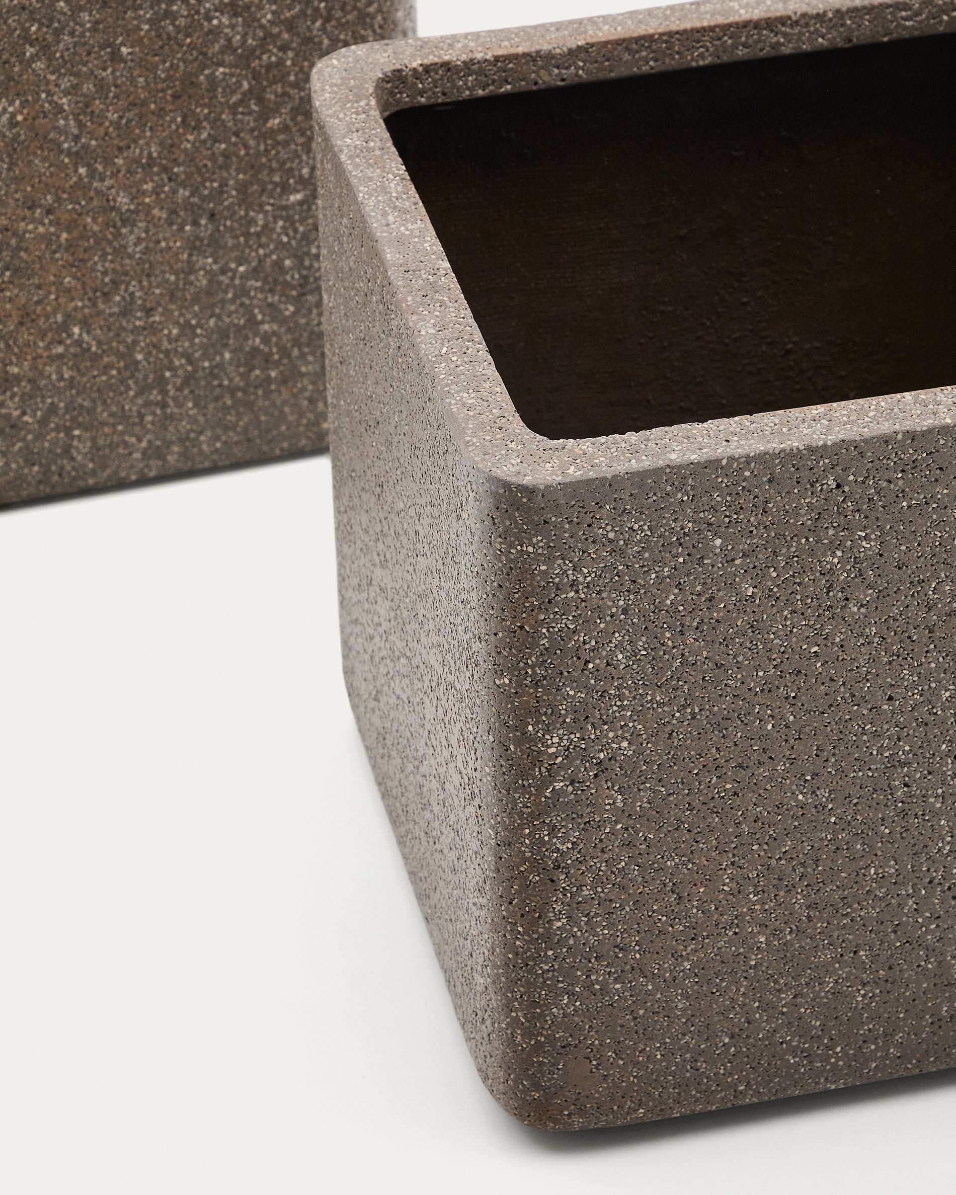 Set of 2 Minoa planters with brown stone effect 44 x 44 cm - Detail
