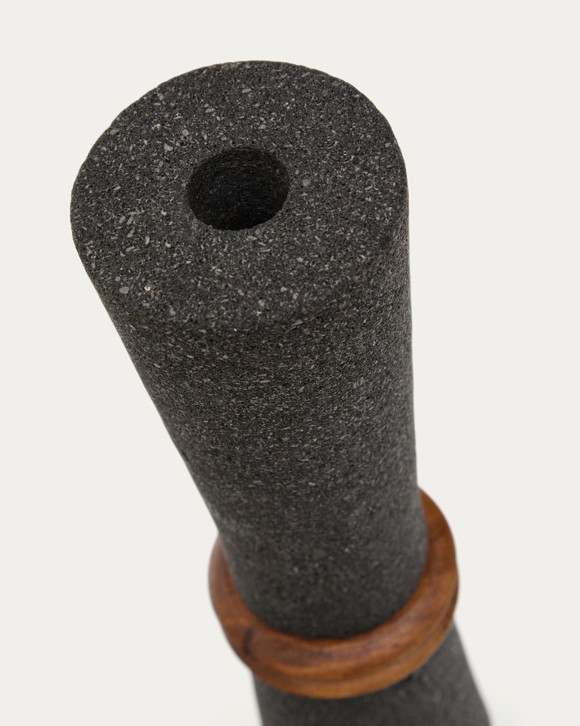 Naro vase in black stone and teak wood 30cm - Detail