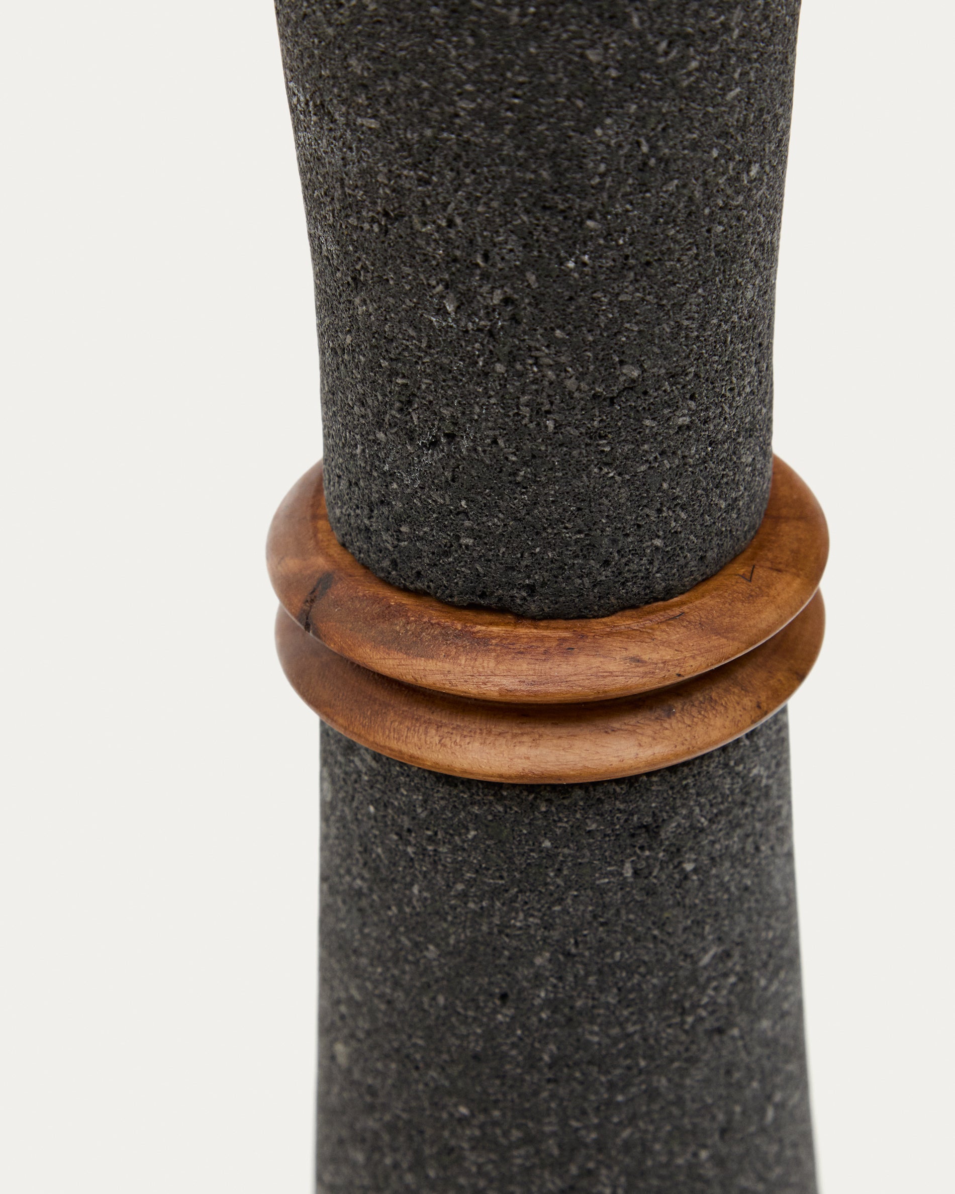 Naro vase in black stone and teak wood 30cm - Detail