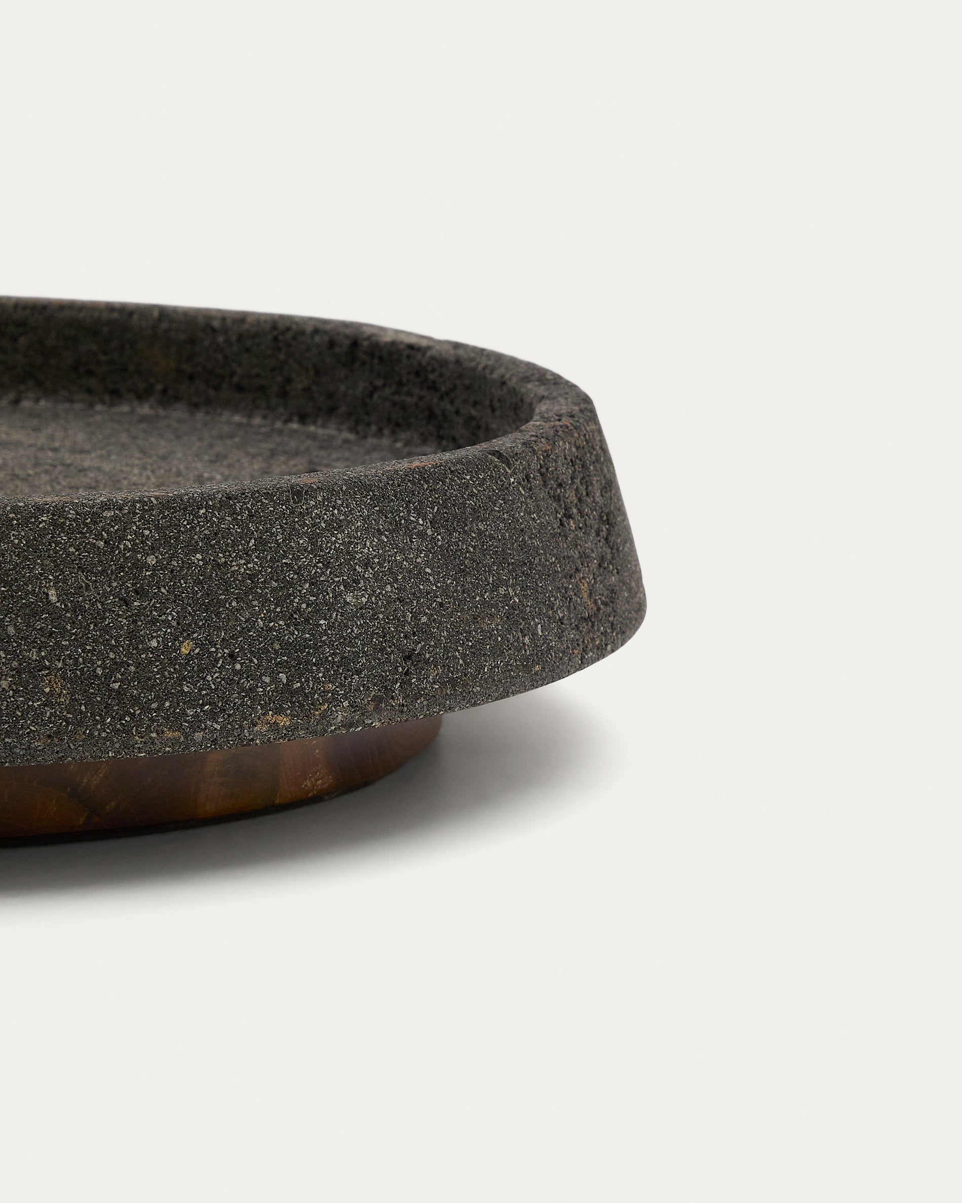 Naro centrepiece in black stone and teak wood Ø38cm - Detail