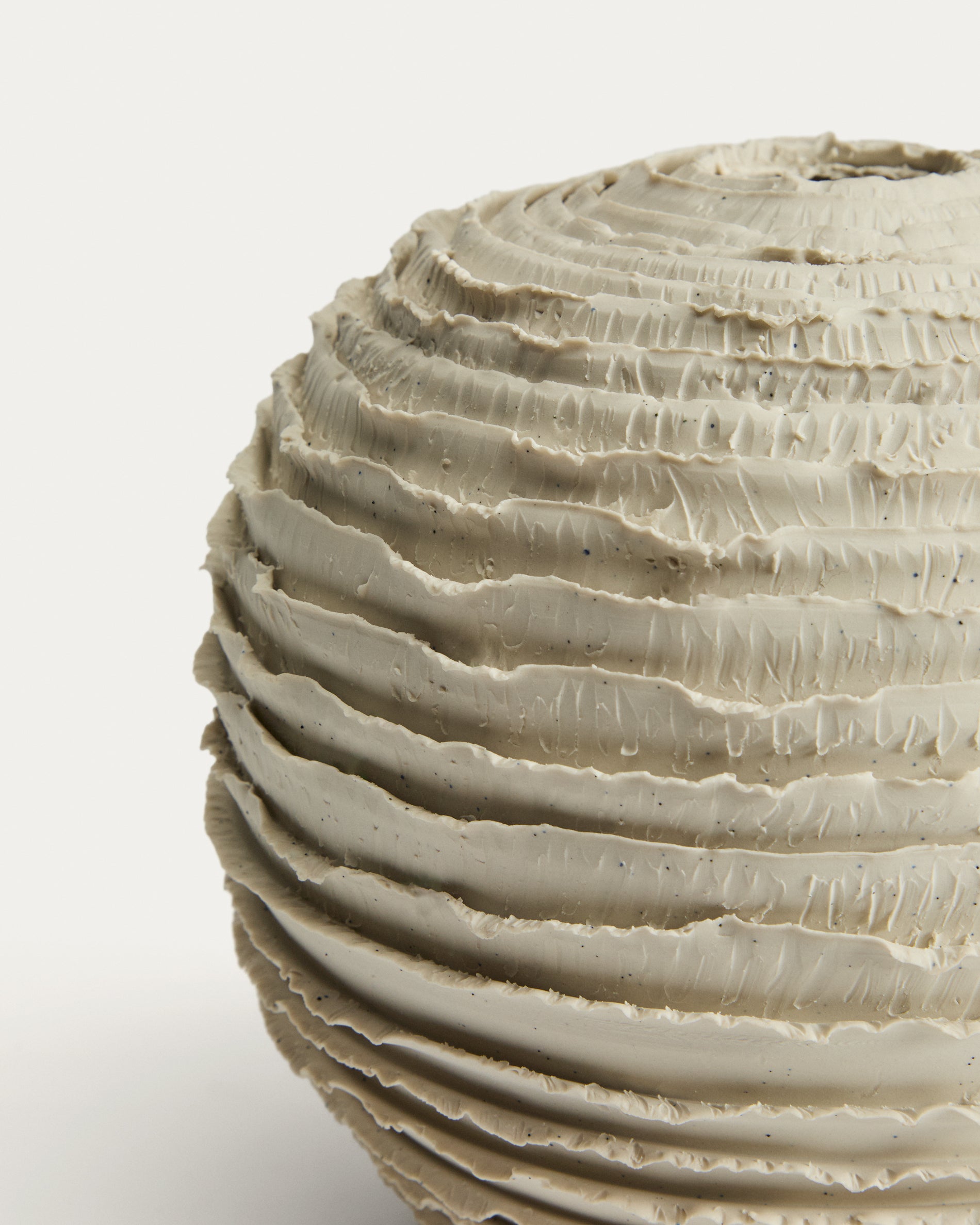 Evania vase in beige ceramic 21 cm - Detail