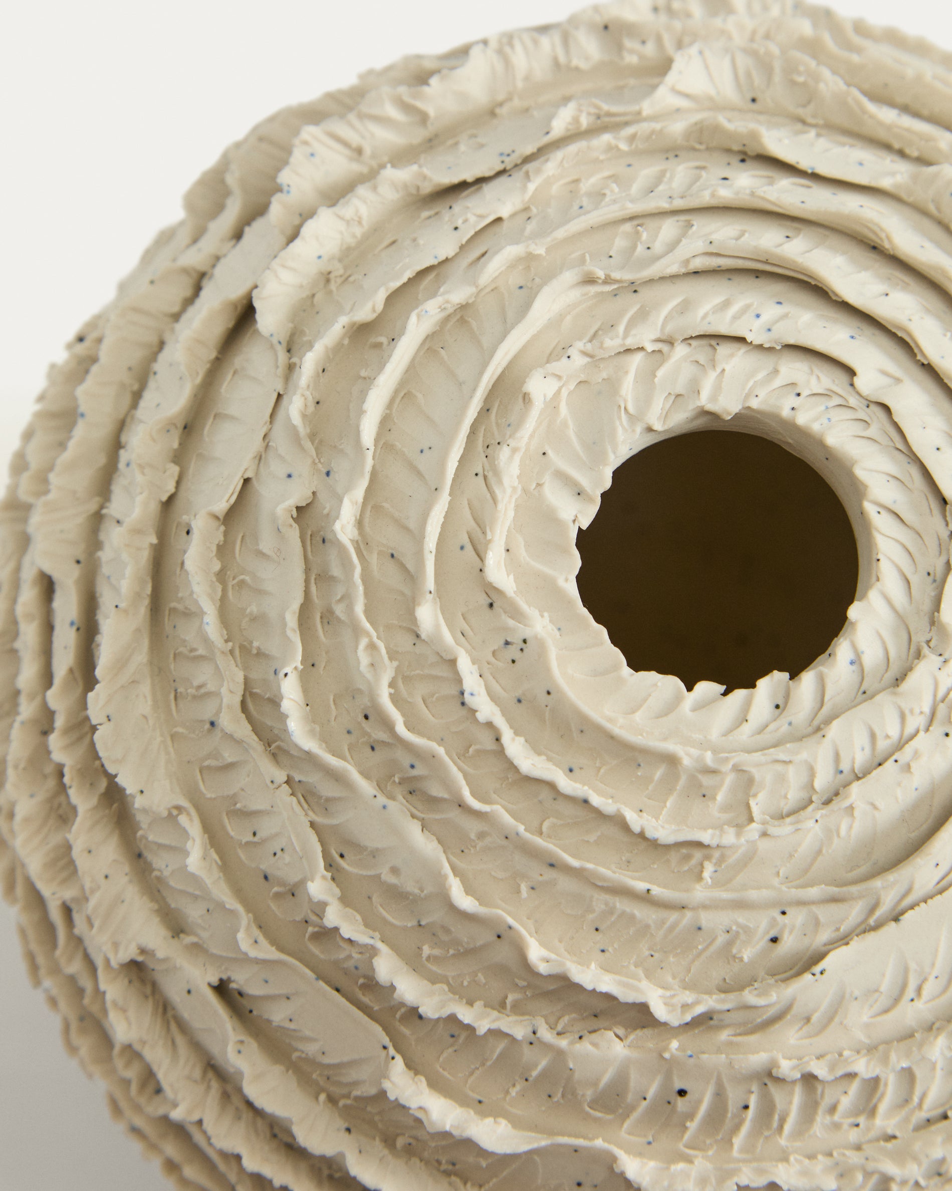 Evania vase in beige ceramic 15,5 cm - Detail