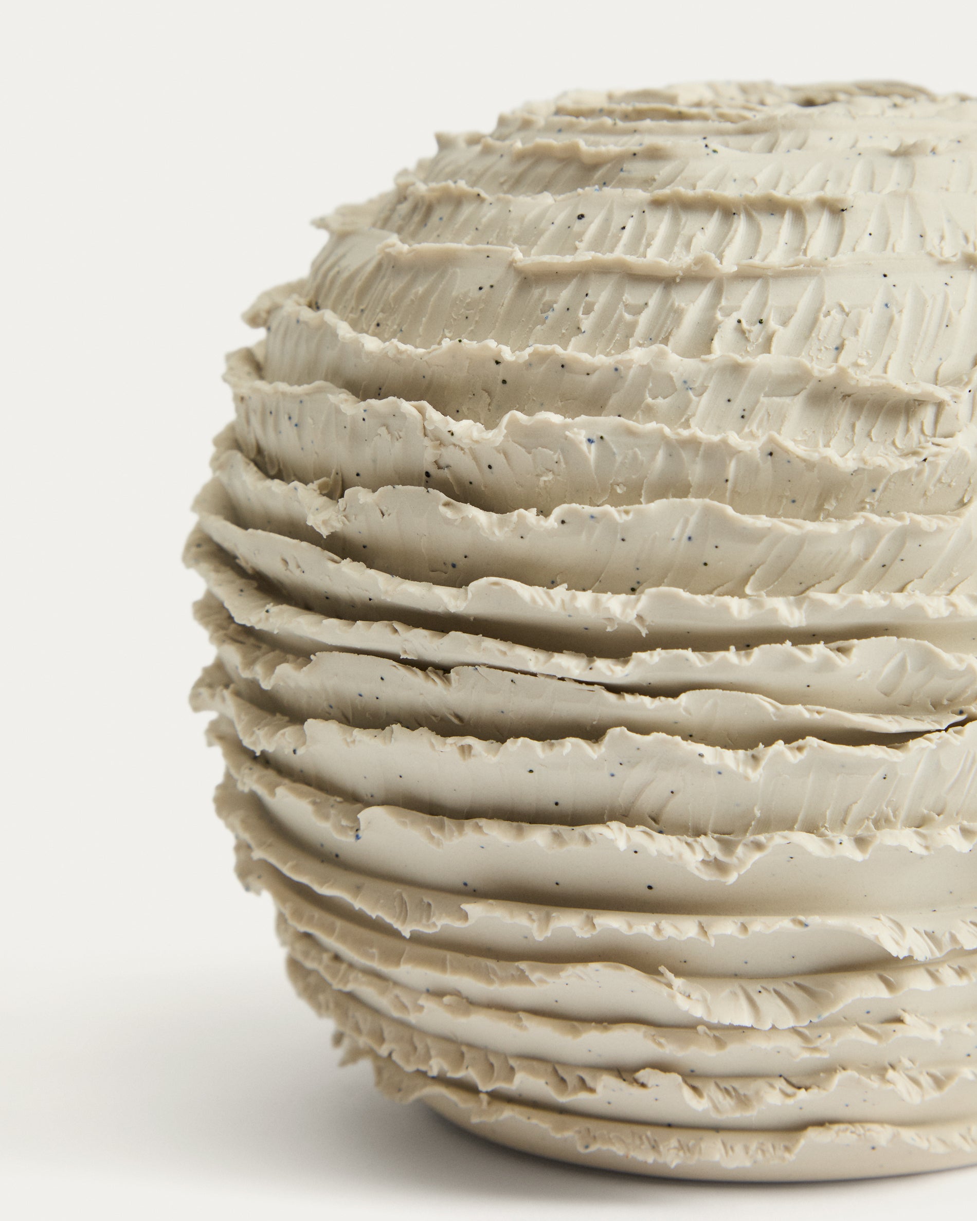 Evania vase in beige ceramic 15,5 cm - Detail