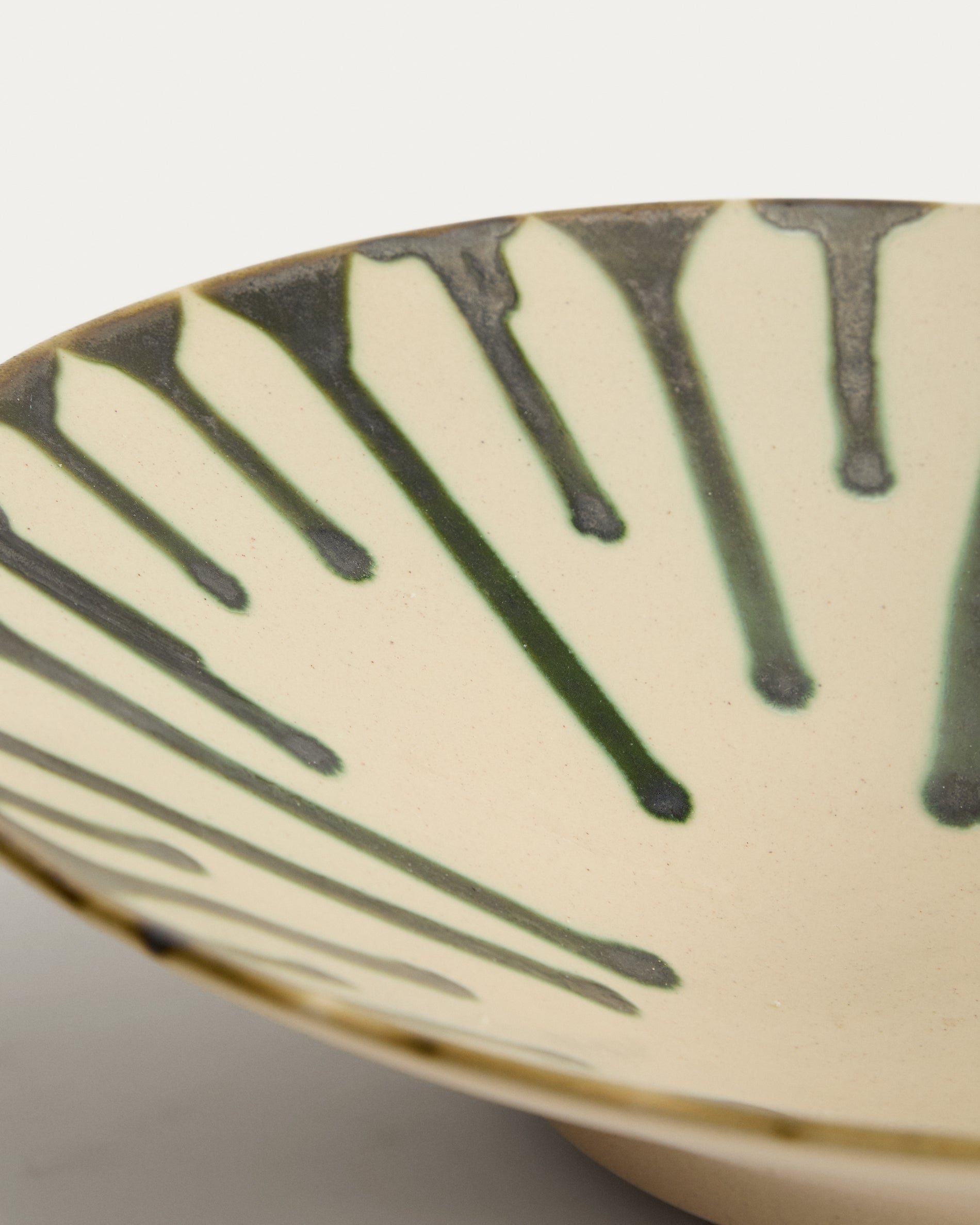 Olmera ceramic centrepiece in beige and green Ø 36.5 cm - Detail