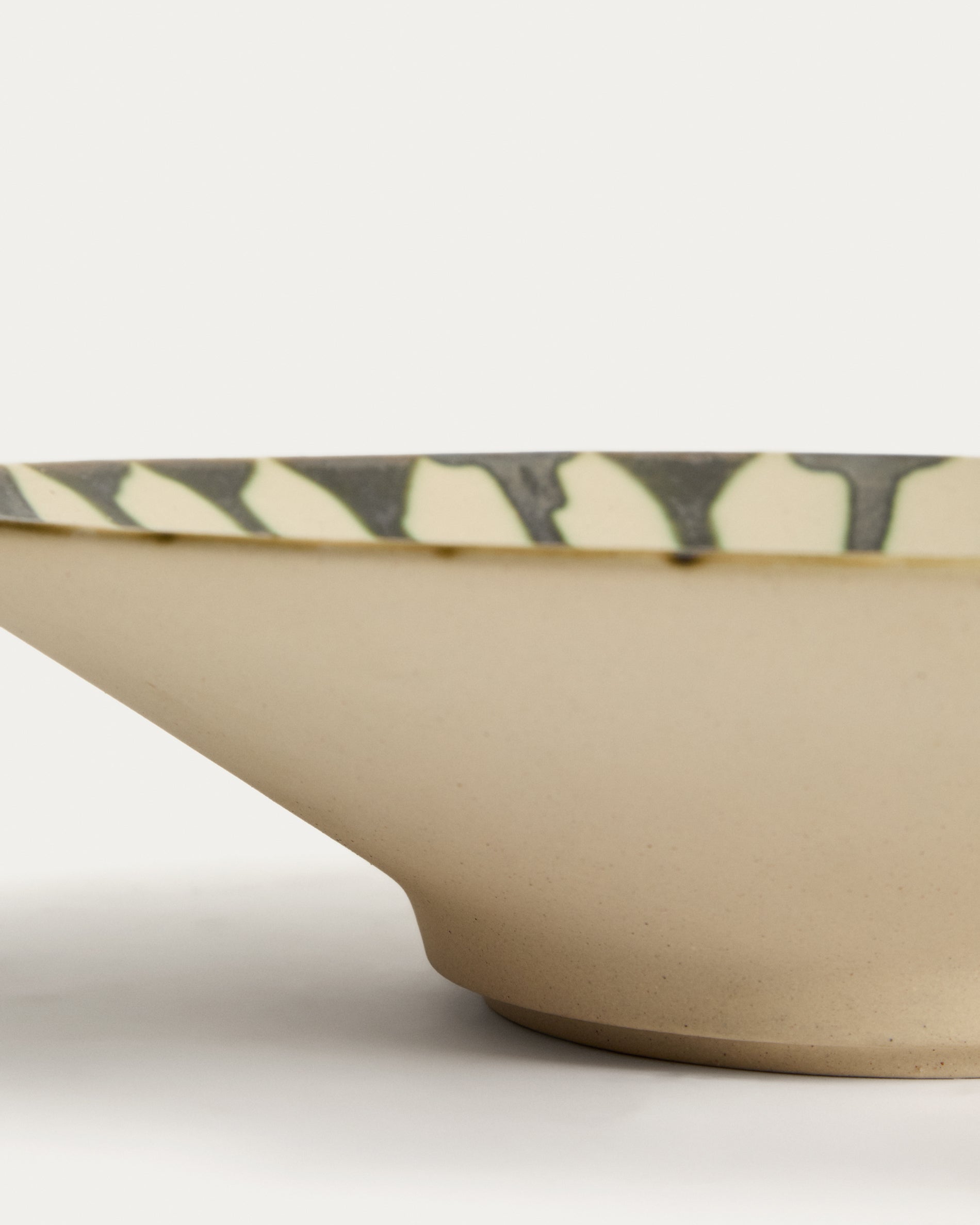 Olmera ceramic centrepiece in beige and green Ø 36.5 cm - Detail