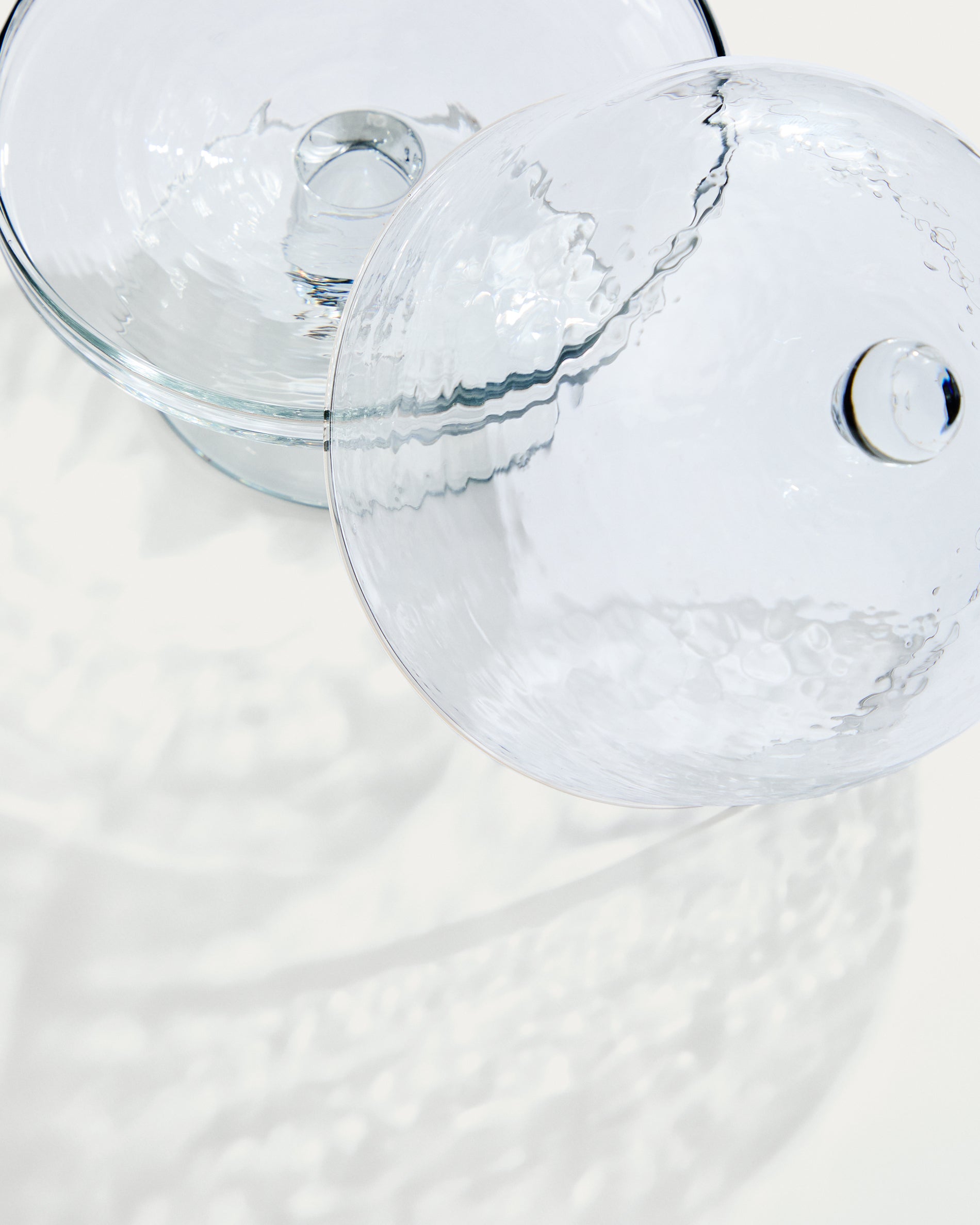 Sileia transparent recycled glass cake plate - Detail