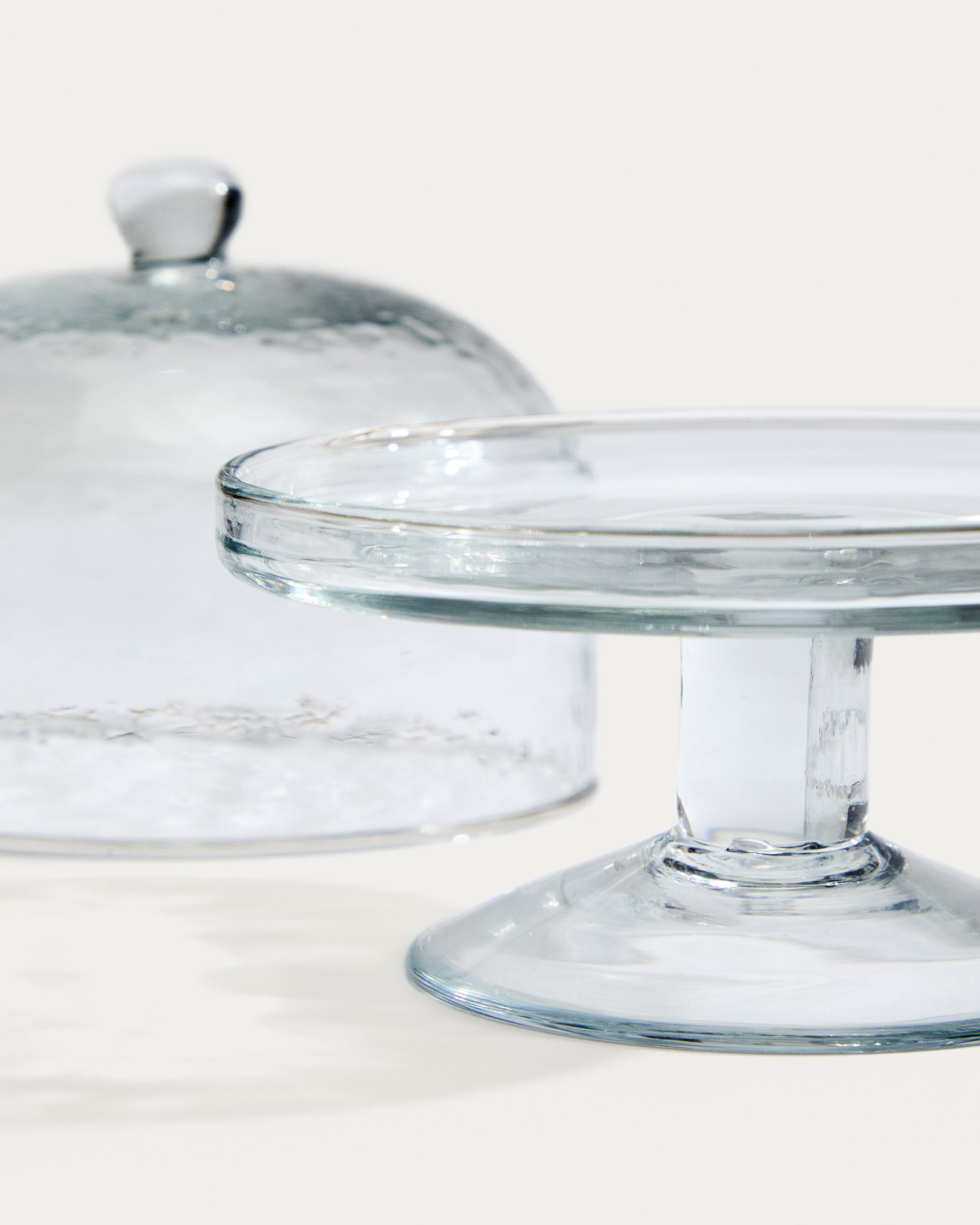 Sileia transparent recycled glass cake plate - Detail