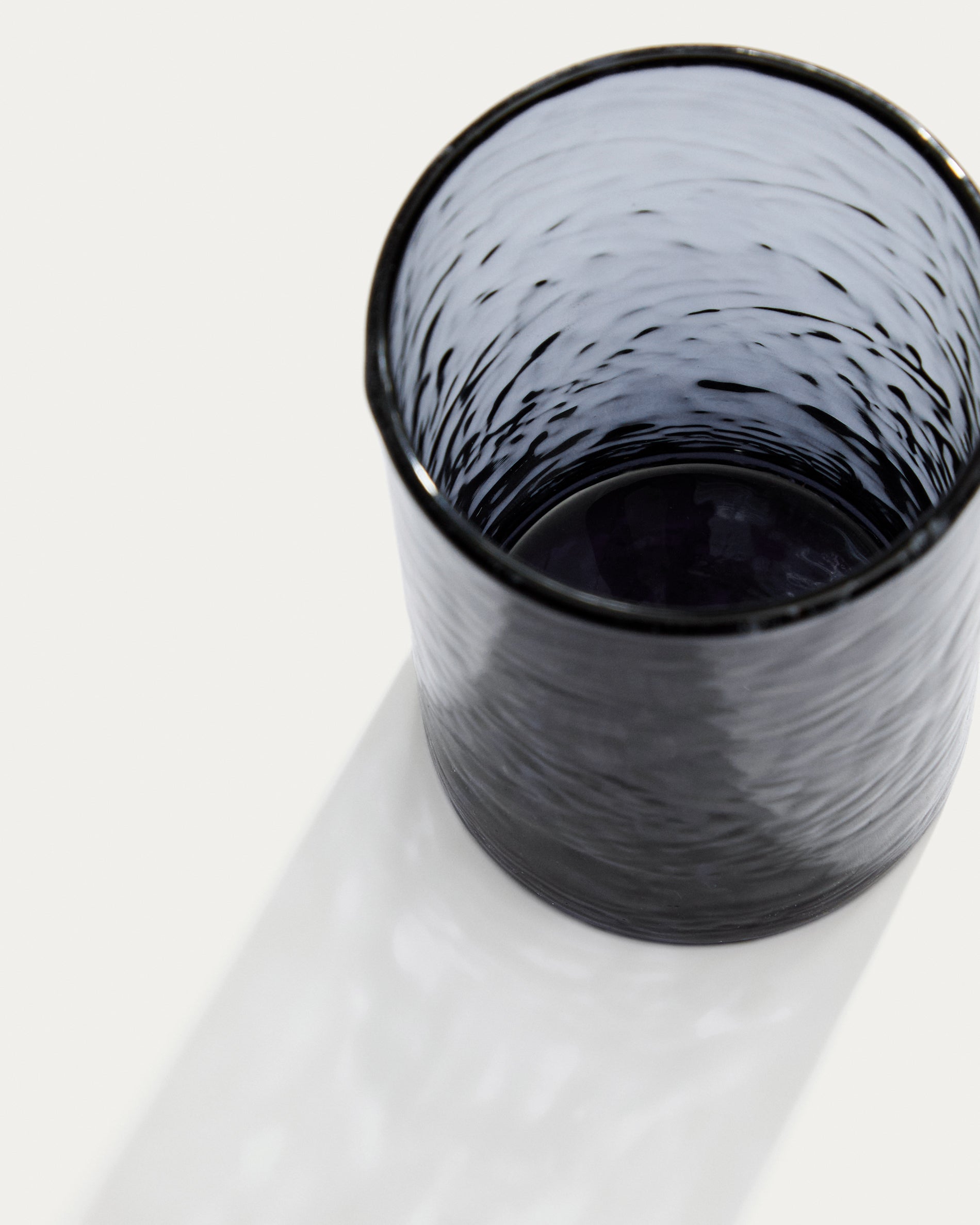 Obila cup made of blue recycled glass - Detail