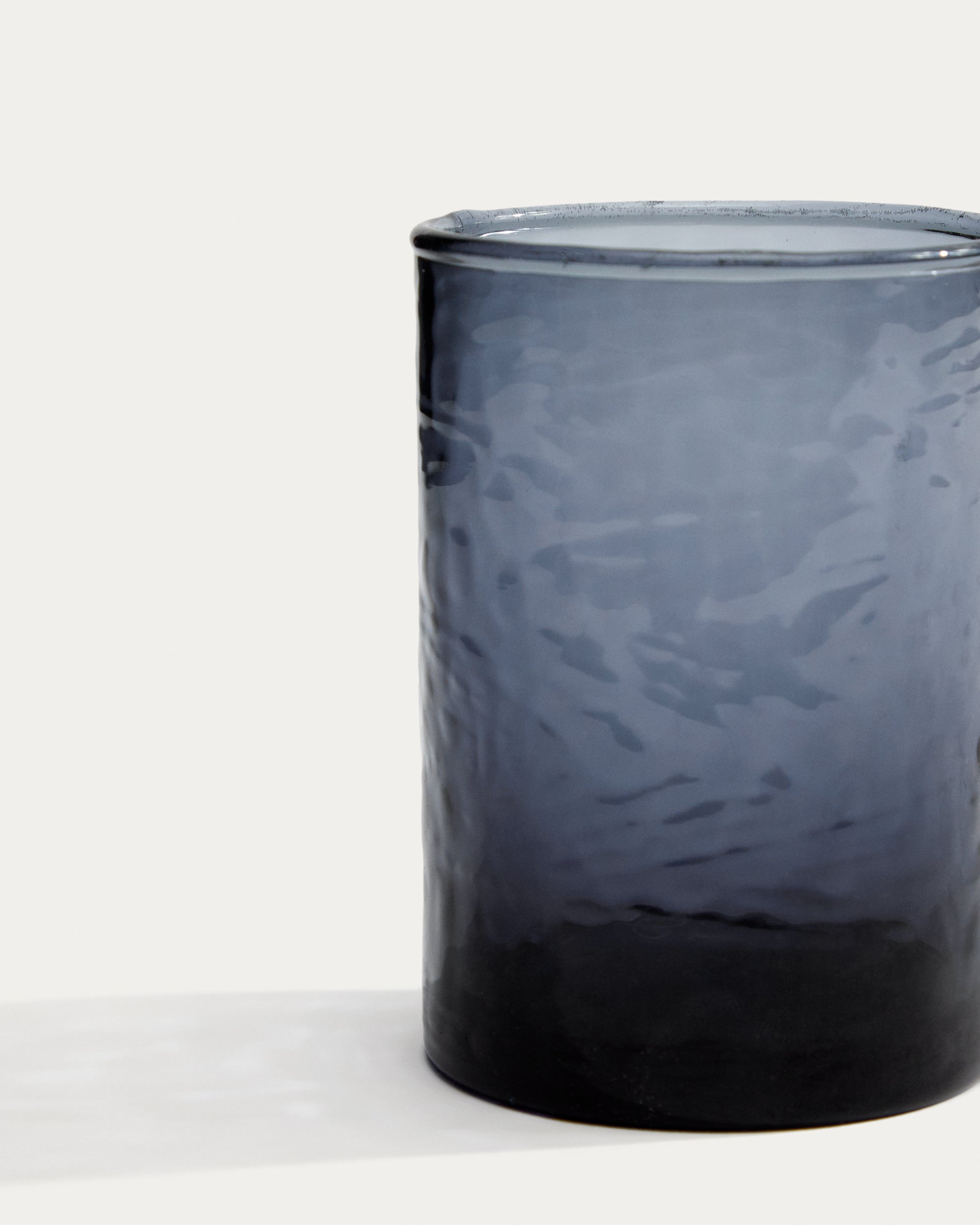 Obila cup made of blue recycled glass - Detail