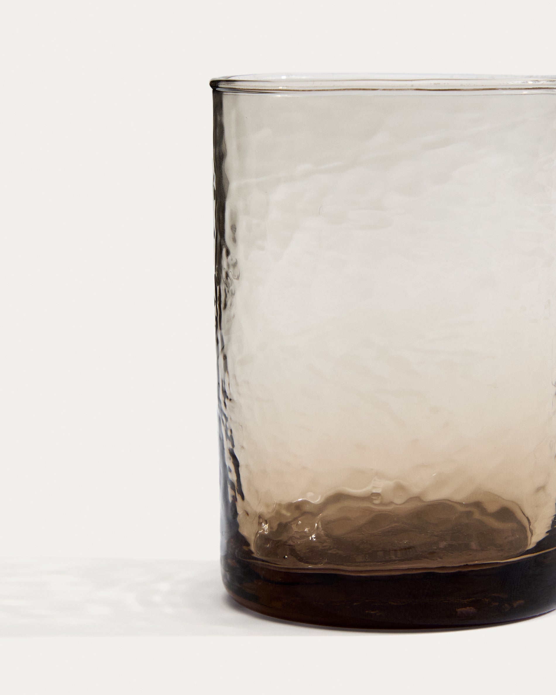 Obila cup made of brown recycled glass - Detail