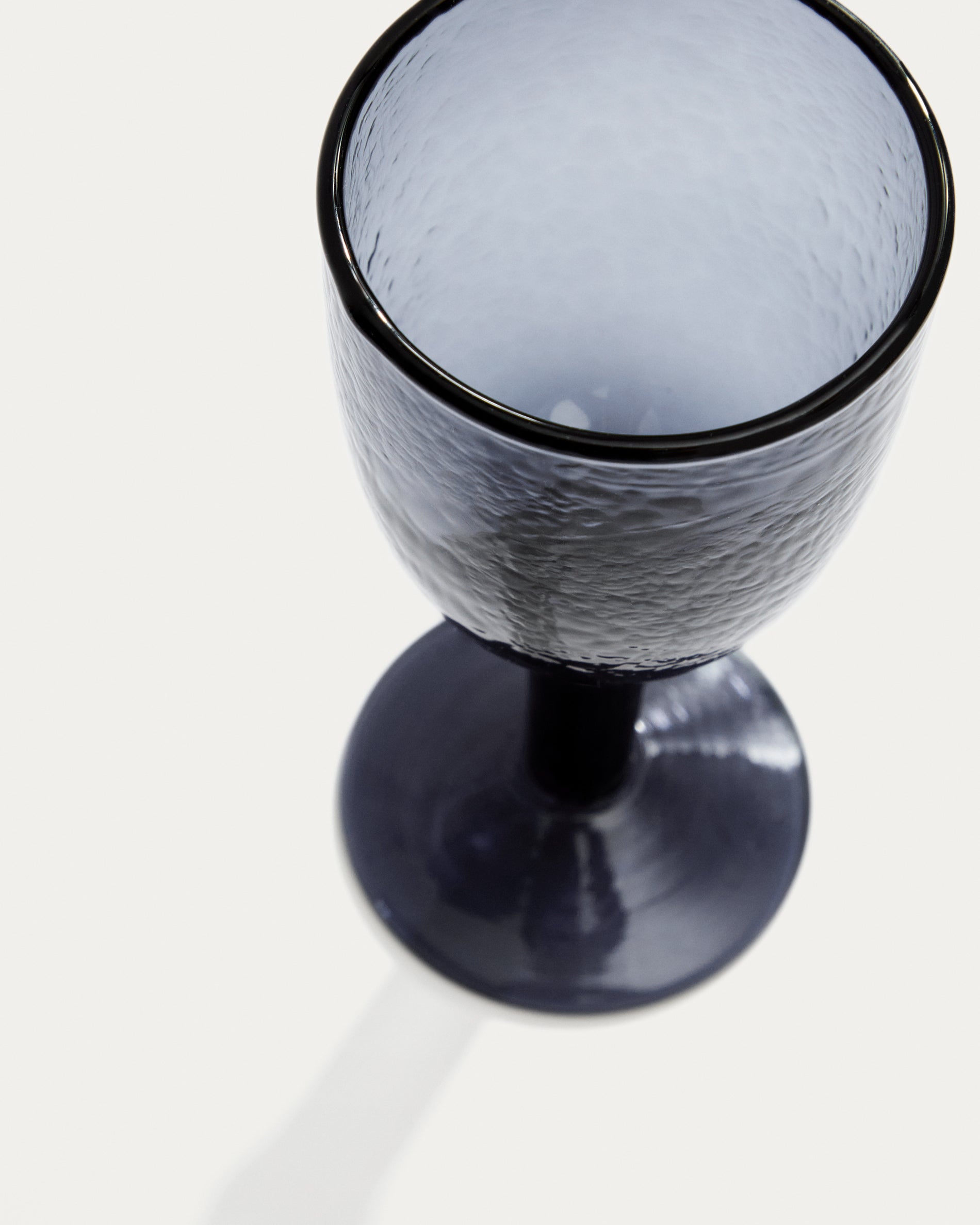 Vinea wine glass made of blue recycled glass - Detail
