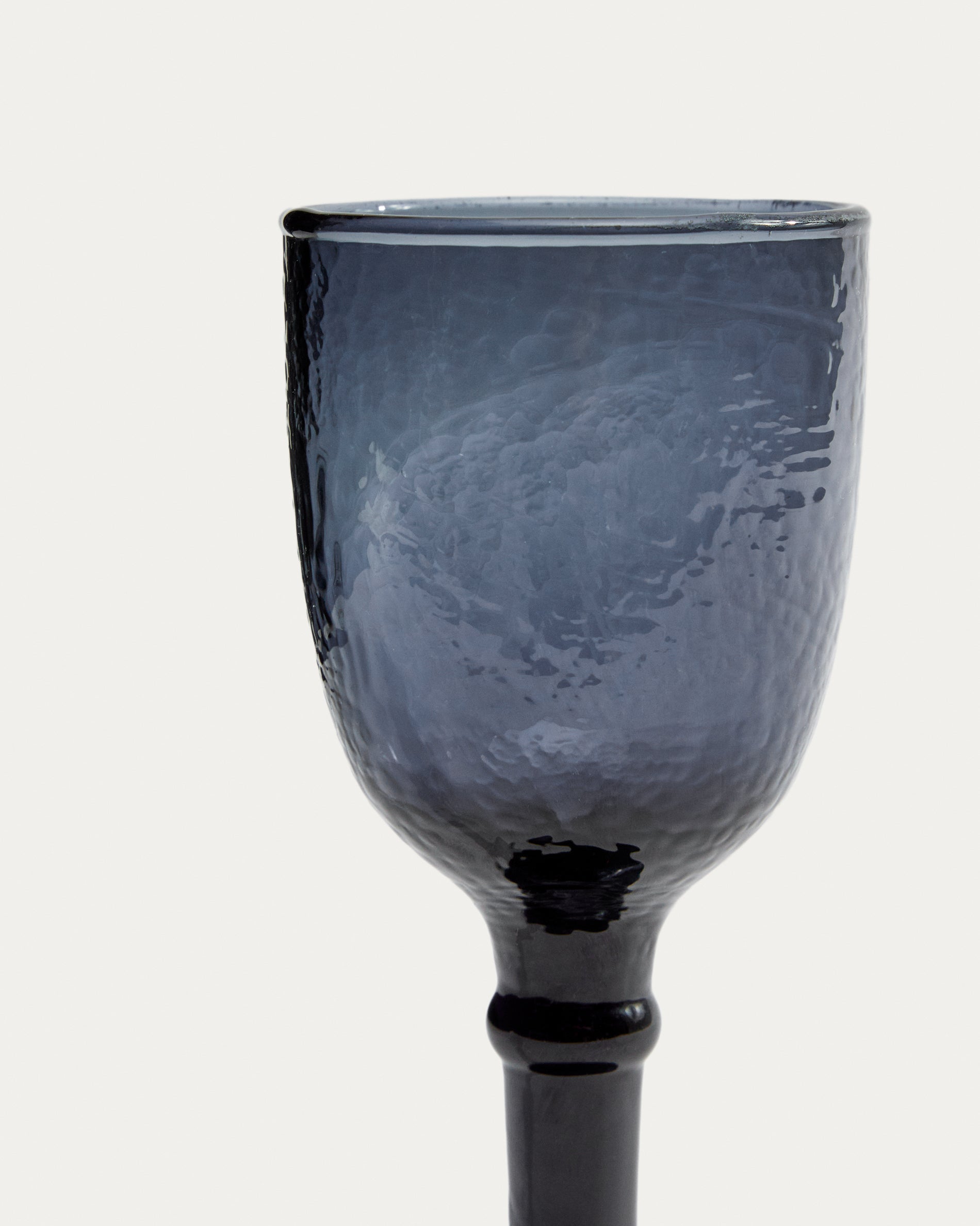 Vinea wine glass made of blue recycled glass - Detail