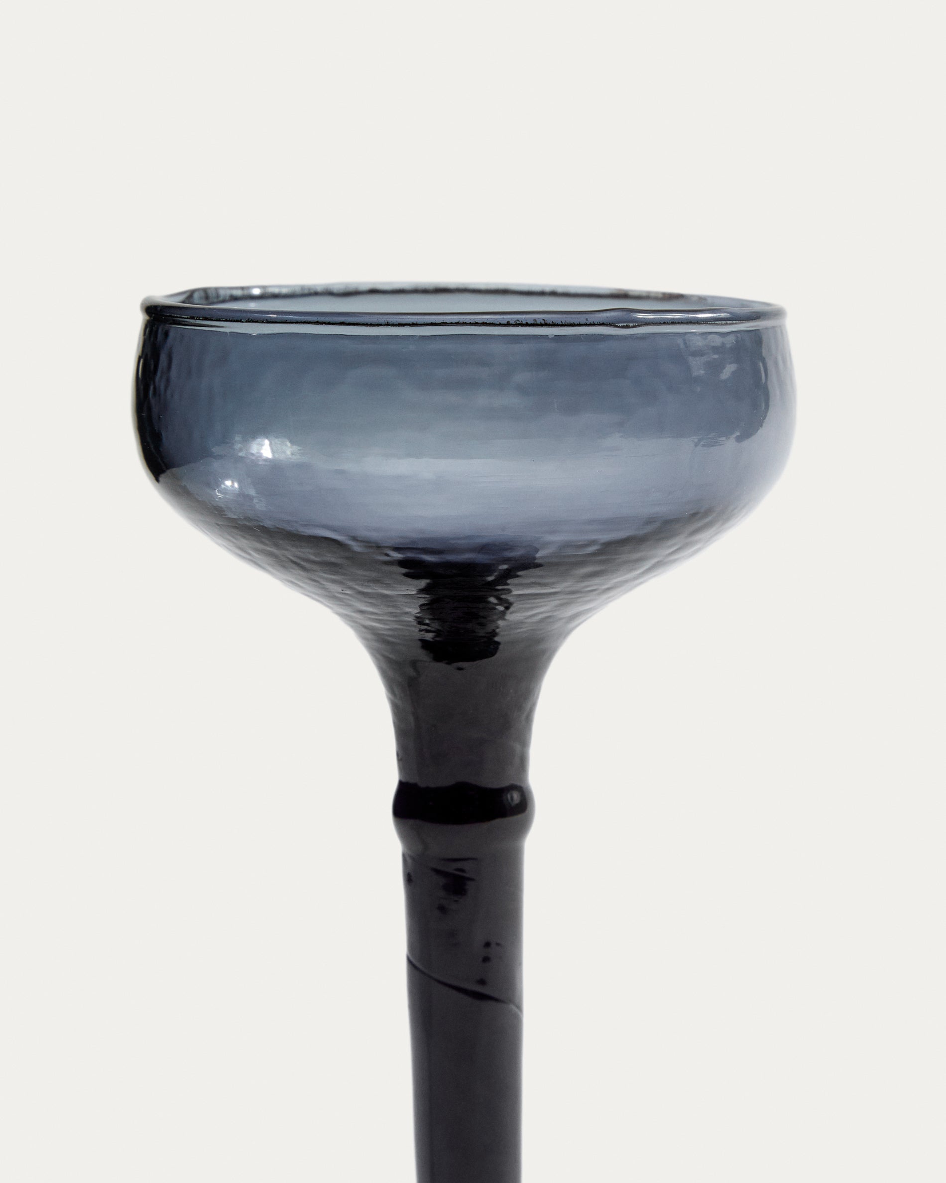 Vinea wine glass made of blue recycled glass - Detail