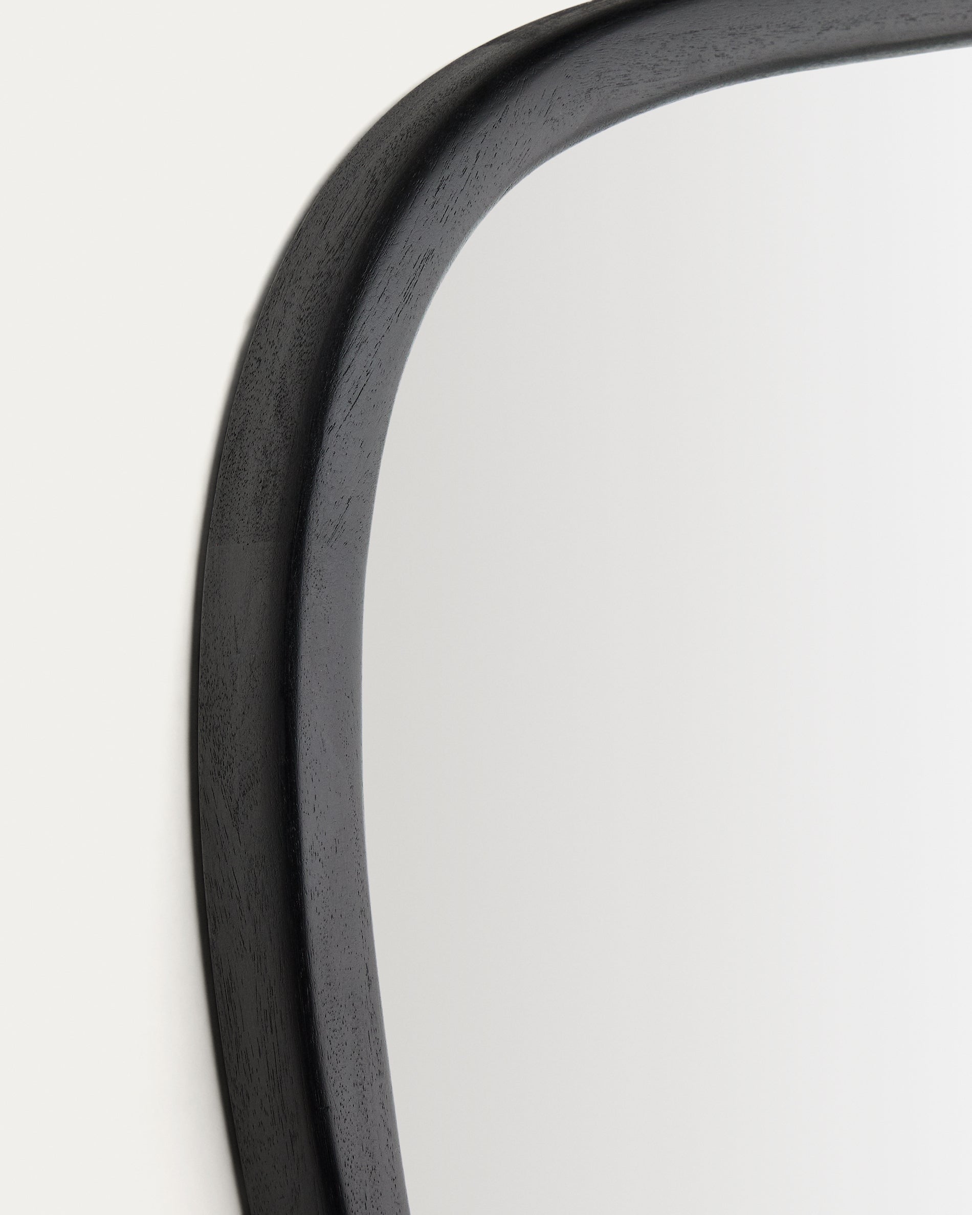 Alura black teak wood mirror 45,5 x 47 cm FSC 100% - Detail