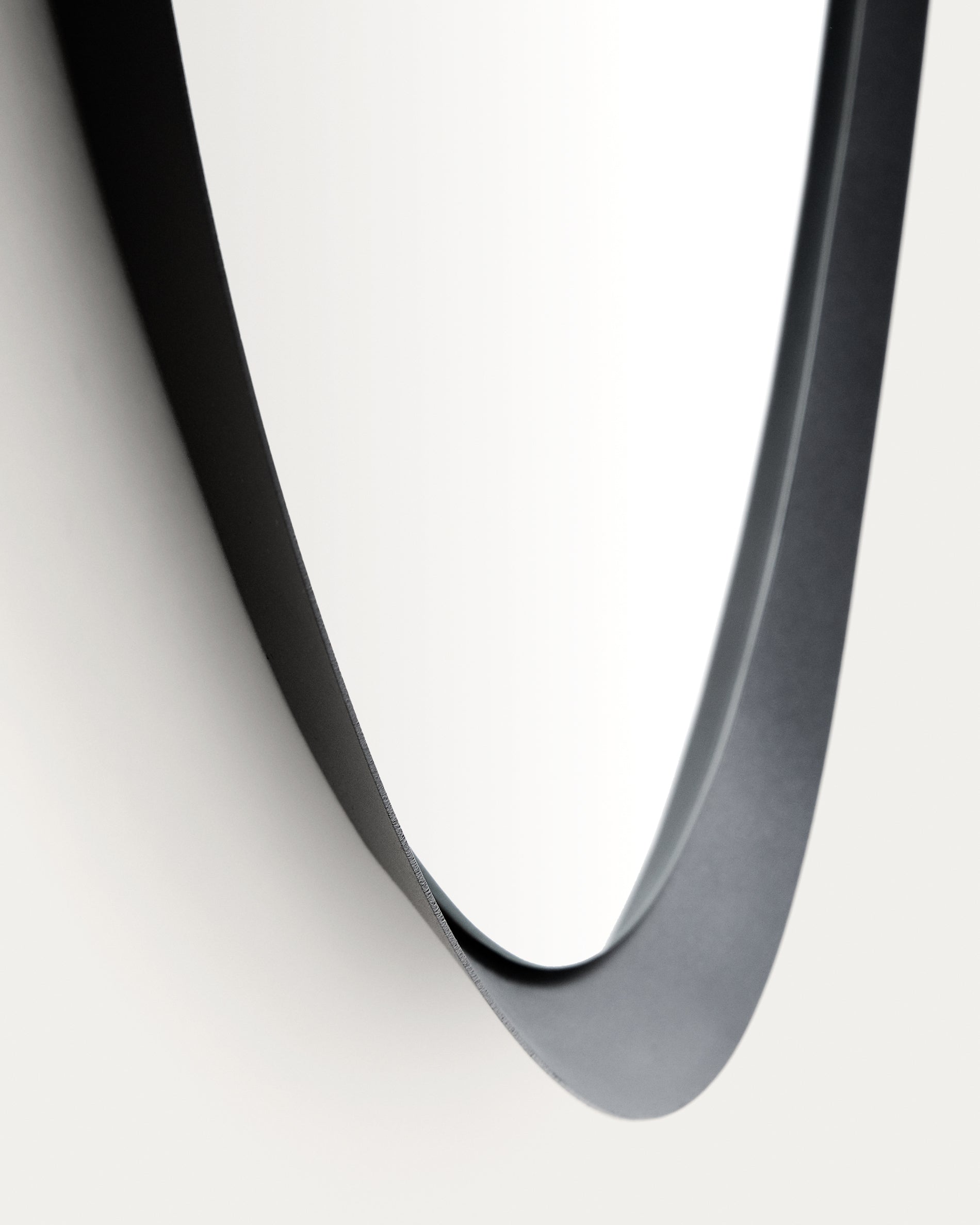 Tebel black metal mirror 67.5 x 74.5cm - Detail
