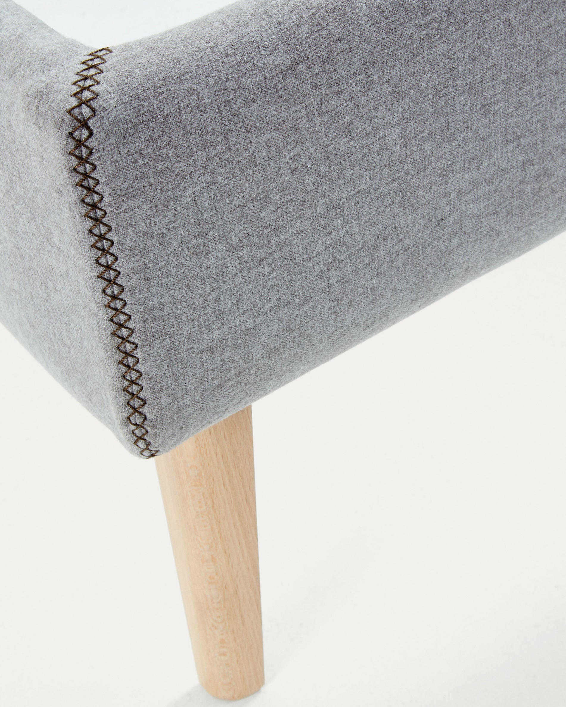 Dyla bed with removable cover in light grey, with solid beech wood legs for a 90 x 190 cm mattress - Detail