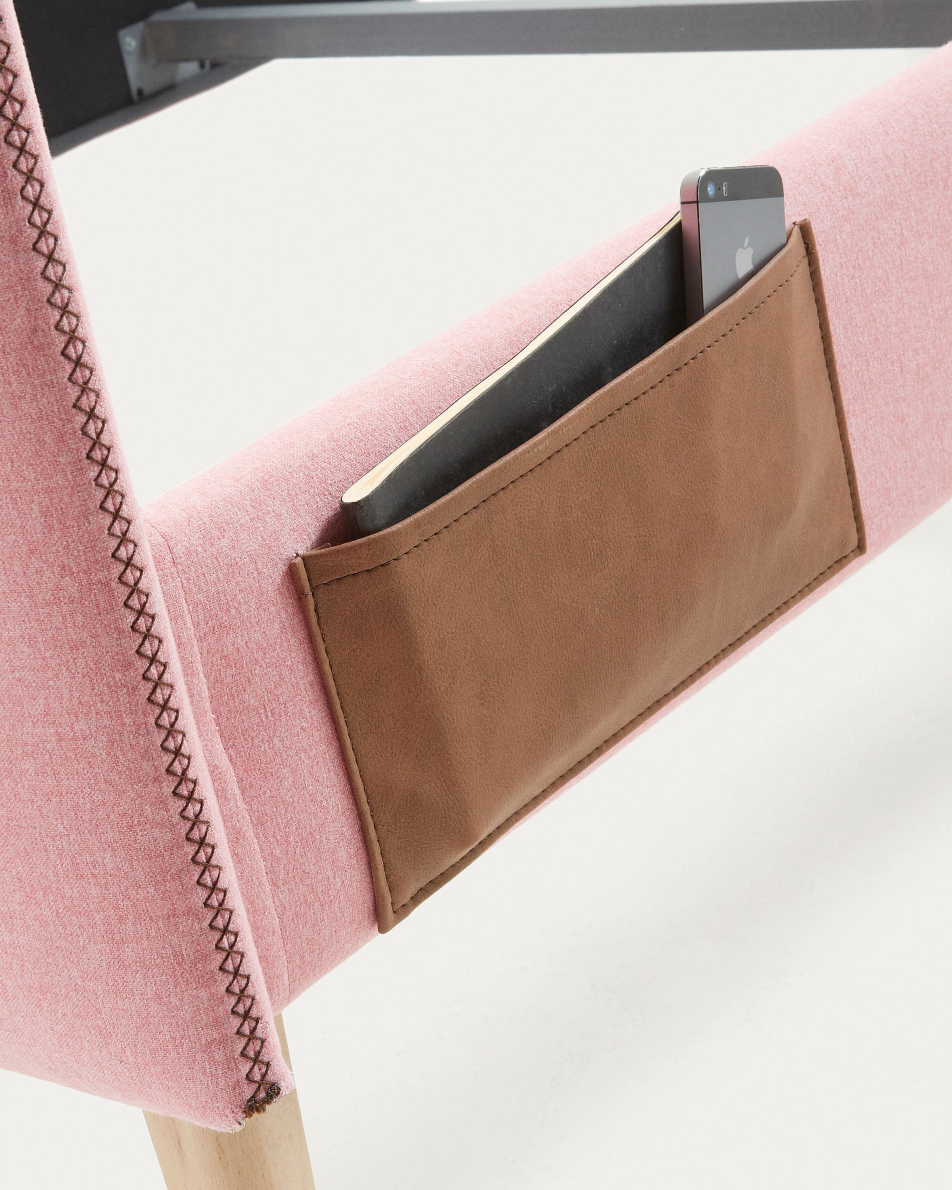 Dyla bed with removable cover in pink, with solid beech wood legs for a 90 x 190 cm mattress - Detail