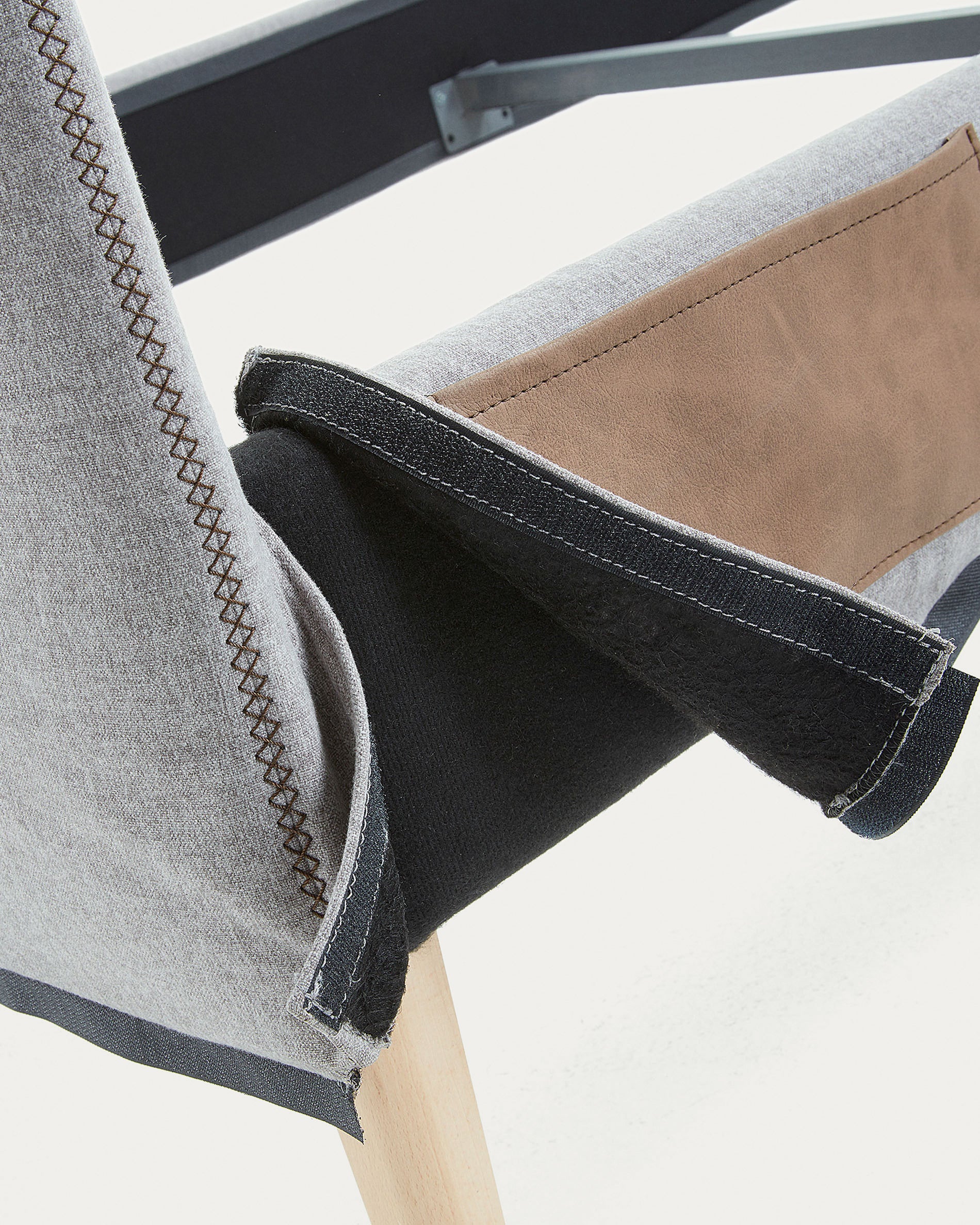 Dyla bed with removable cover in grey, with solid beech wood legs for a 150 x 190 cm mattress - Detail