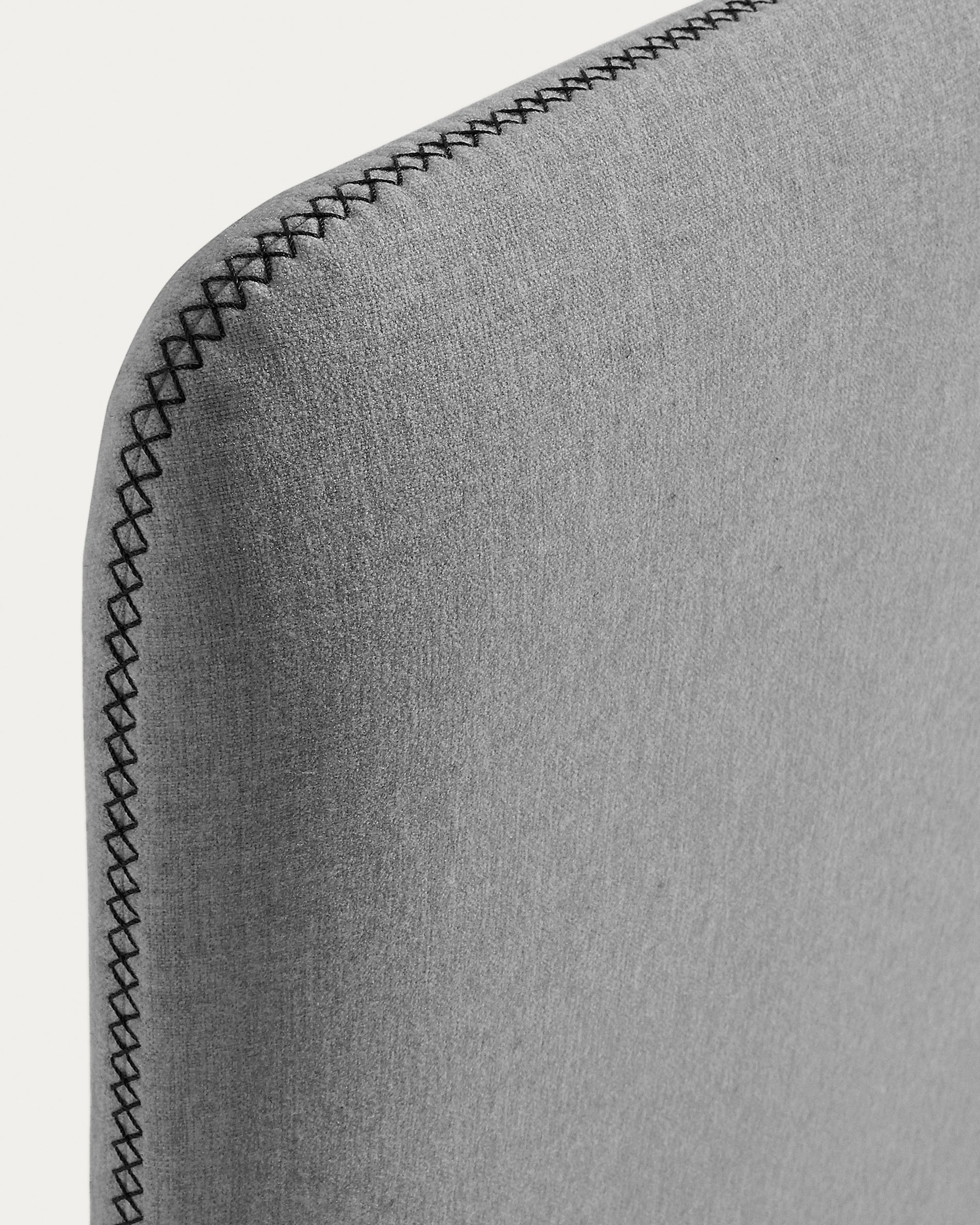Dyla bed with removable cover in grey, with solid beech wood legs for a 150 x 190 cm mattress - Detail