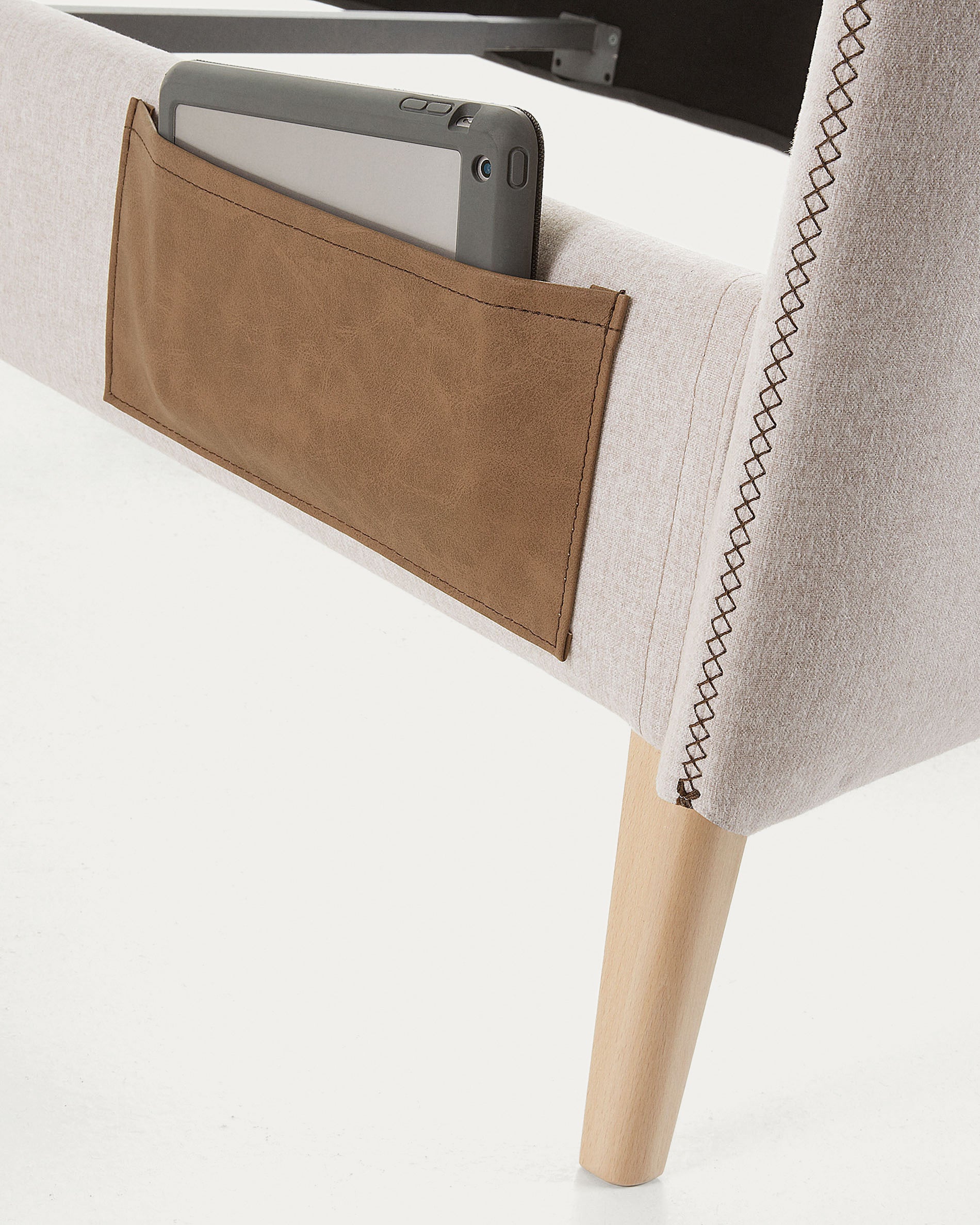 Dyla bed with removable cover in beige, with solid beech wood legs for a 150 x 190 cm mattress - Detail