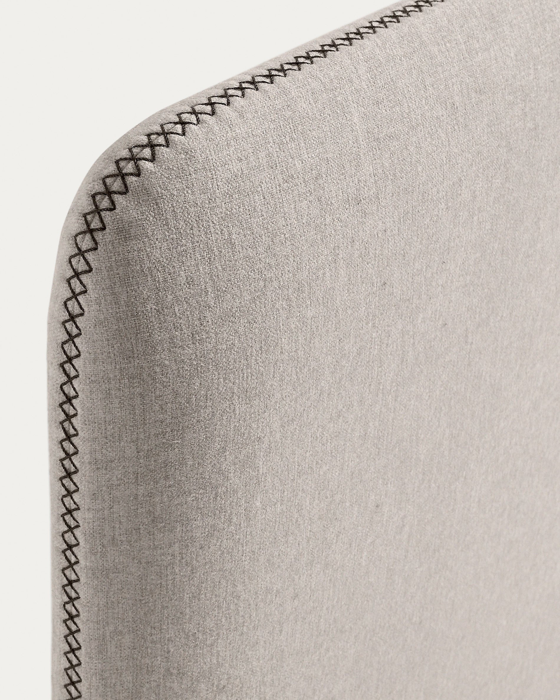 Dyla bed with removable cover in beige, with solid beech wood legs for a 150 x 190 cm mattress - Detail