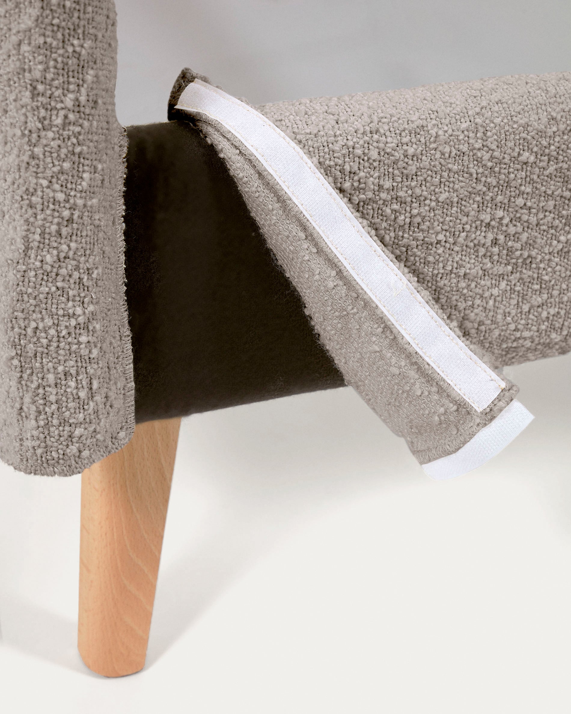 Dyla bed cover in light grey bouclé for a 160 x 200 cm mattress - Detail