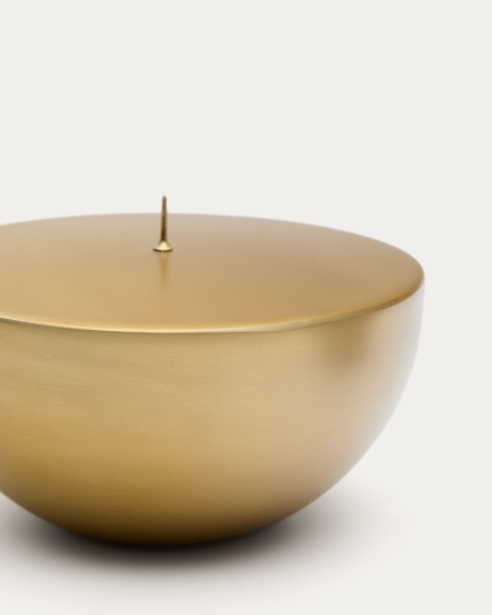 Quira large candle holder in gold-coloured stainless steel - Detail