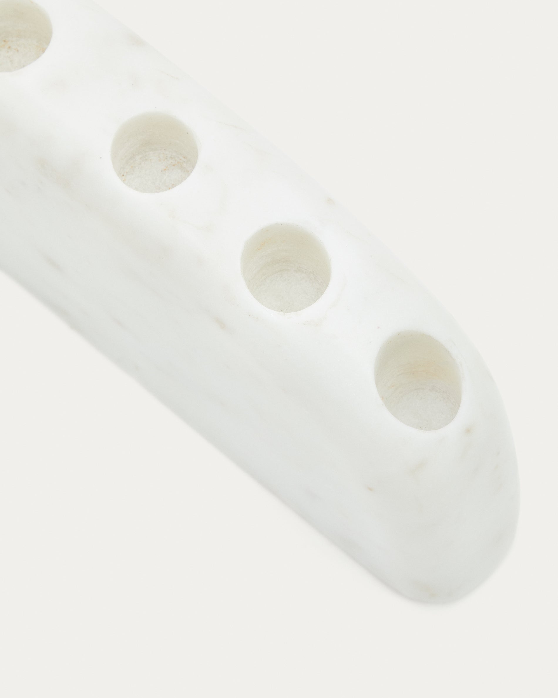 Signe large, white marble candlestick, 10 cm - Detail