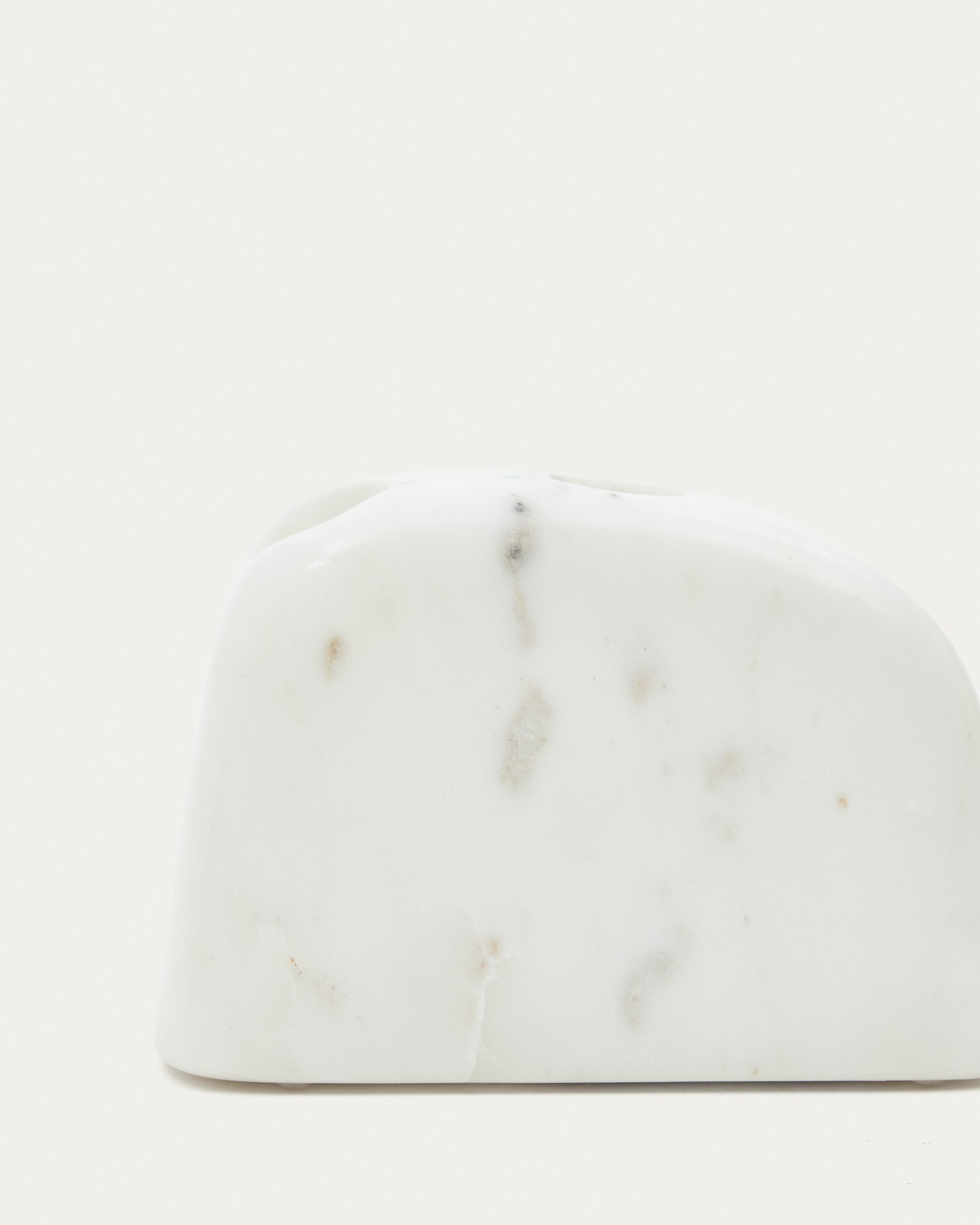 Signe medium-sized, white marble candlestick, 10 cm - Detail