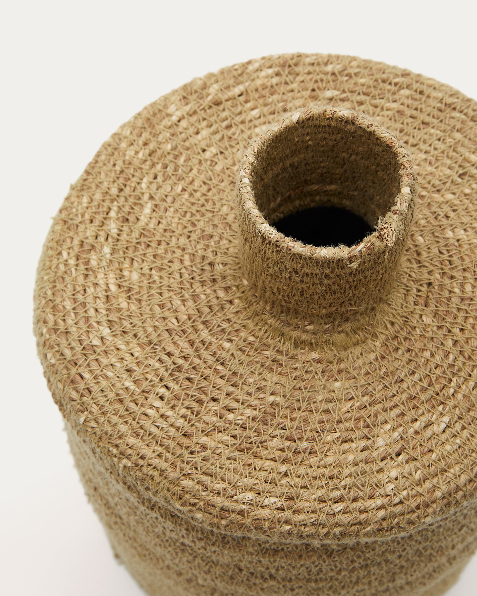 Salinas vase made of natural fibers with a natural finish, 30 cm