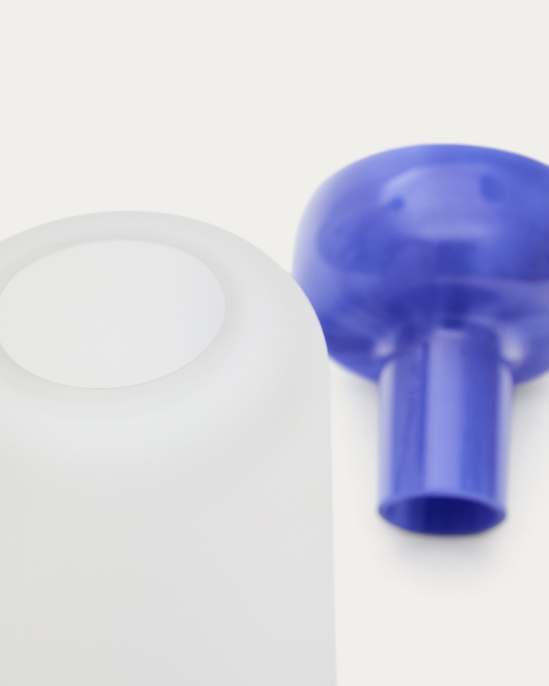 Kelse transparent and blue glass vase, 30.5 cm - Detail