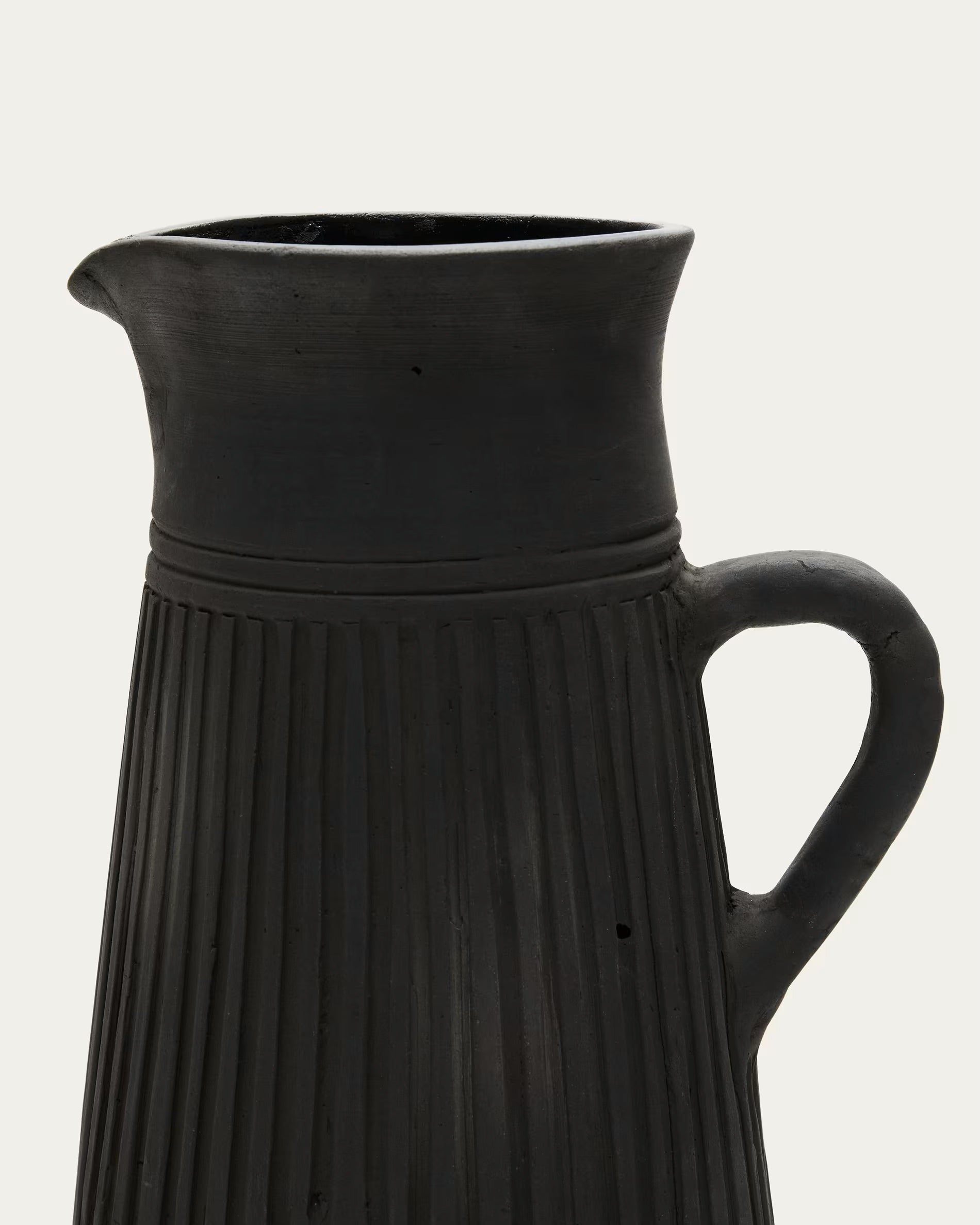 Menre terracotta vase with black surface treatment, 34 cm.